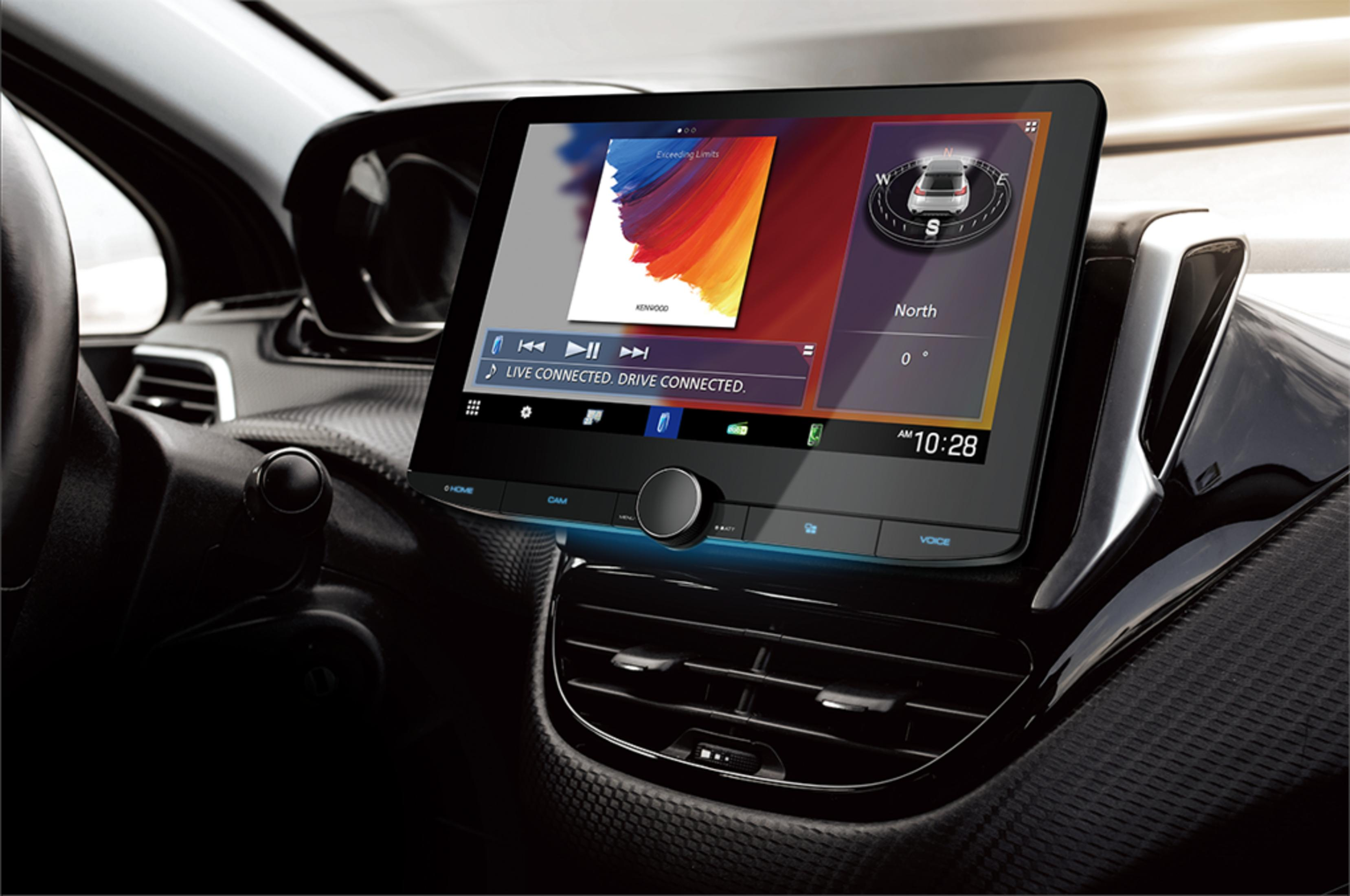 Armaturenbrett mit Touchscreen-Infotainmentsystem, das Musik und Navigation anzeigt.
