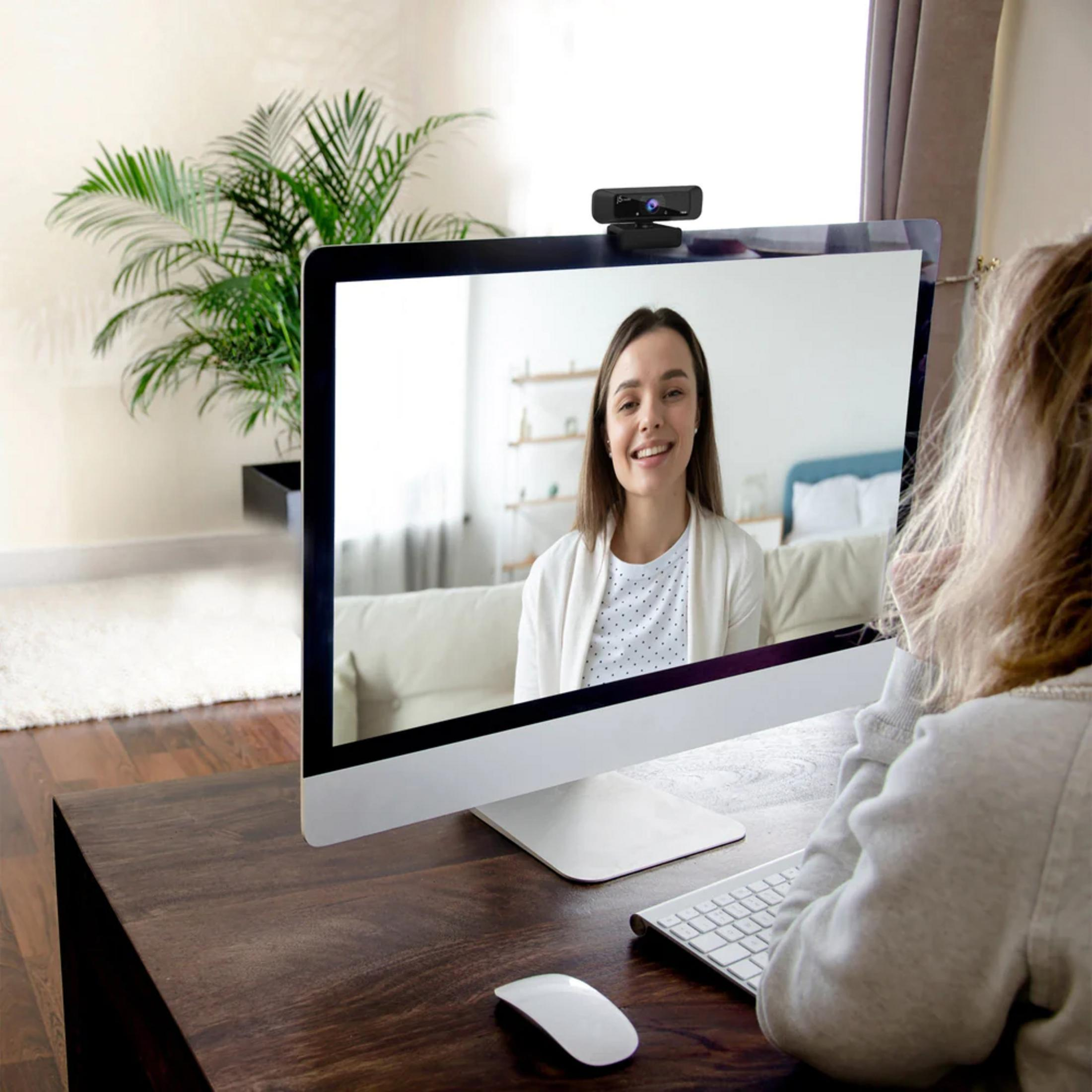 Kobieta prowadzi rozmowę online na komputerze stacjonarnym.