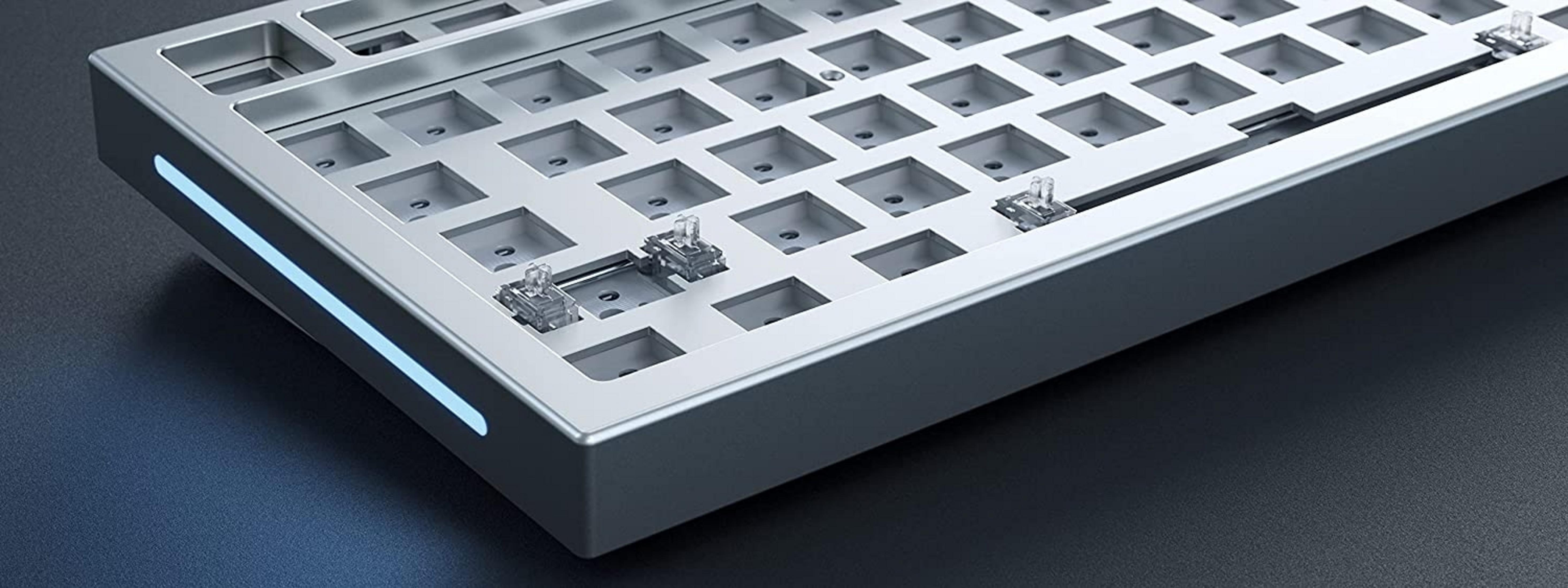 Silberne Tastatur ohne Tasten, mit blauen LEDs an der Seite.