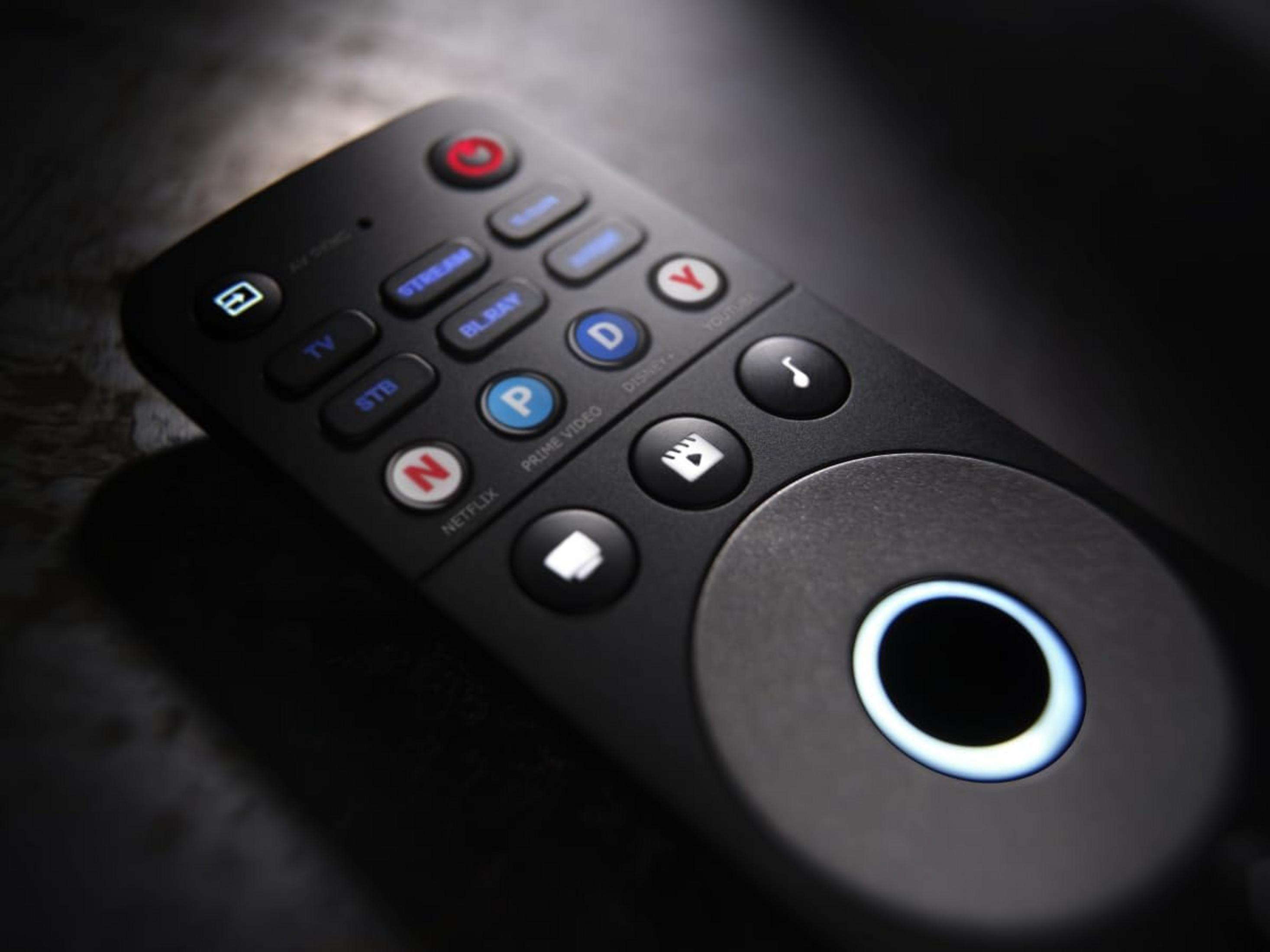 Czarny pilot z niebieskimi i czerwonymi przyciskami na ciemnym tle.