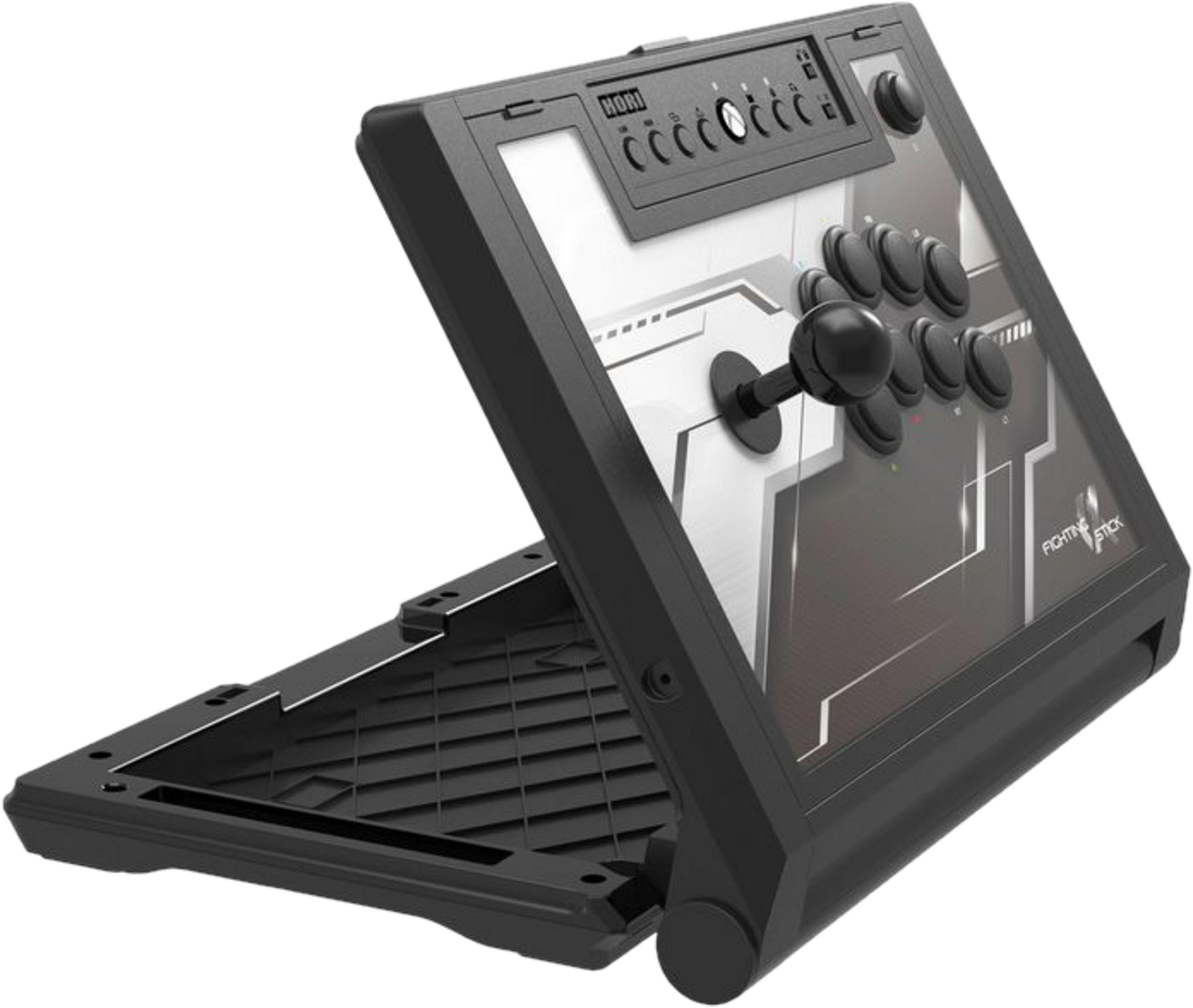 Un arcade stick nero con joystick e pulsanti poggia su sfondo bianco.