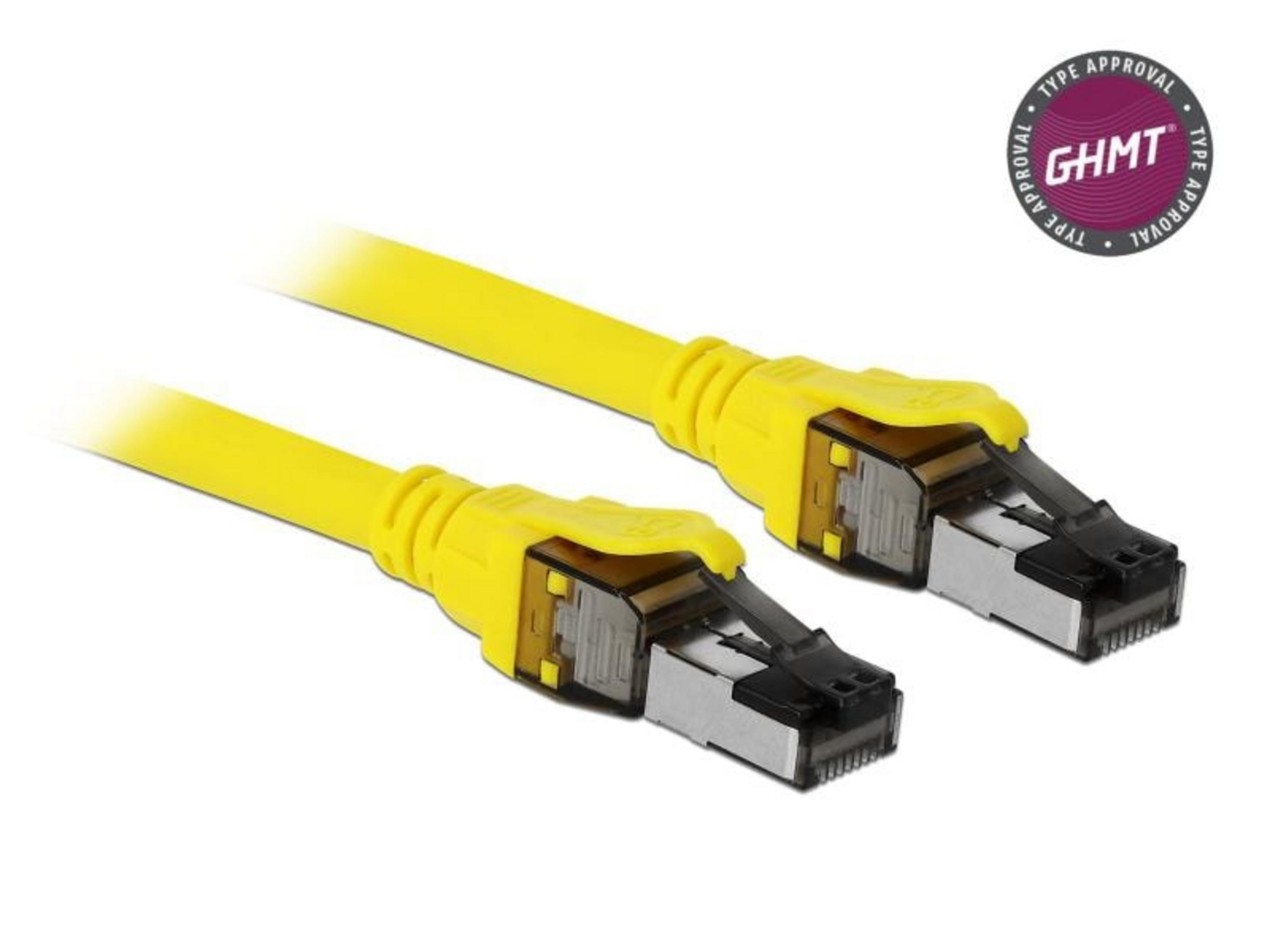 Deux câbles réseau jaunes avec connecteurs RJ45 sur fond blanc.