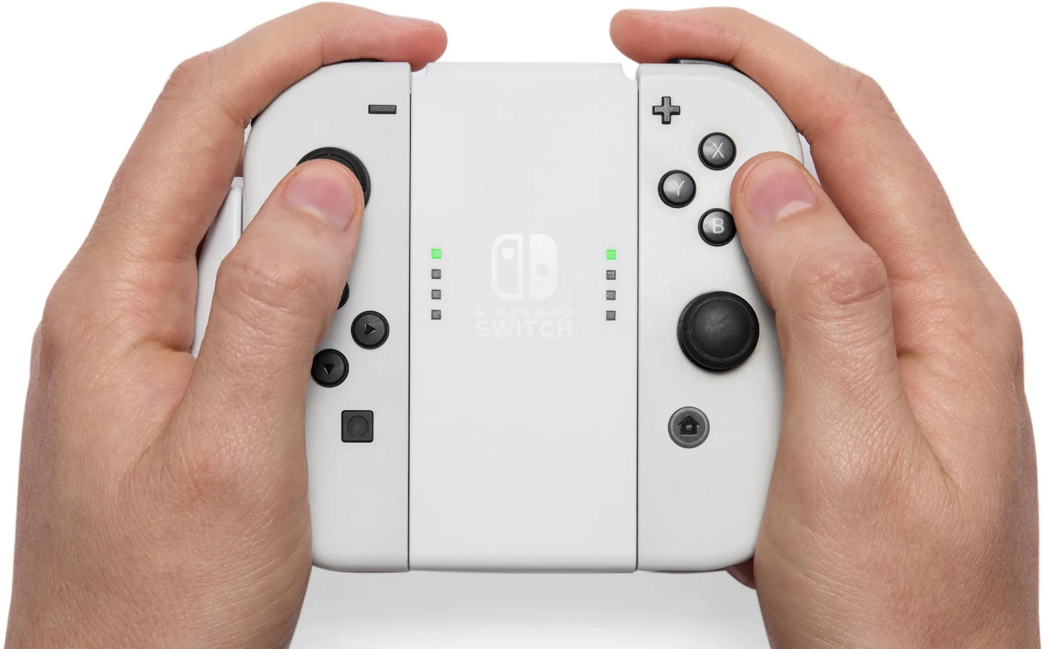 Mani che tengono un controller bianco Nintendo Switch.