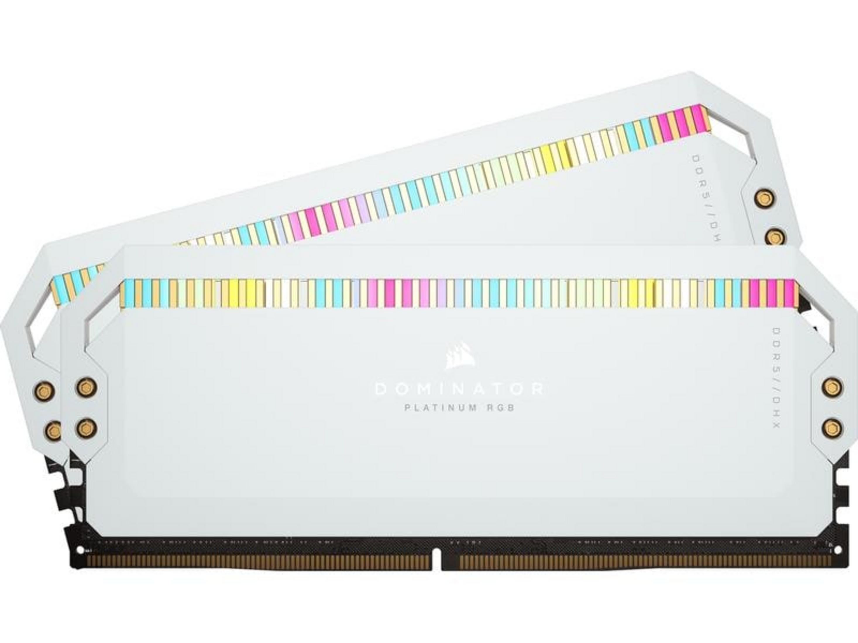 Trzy białe moduły RAM z podświetleniem RGB i srebrnymi akcentami.