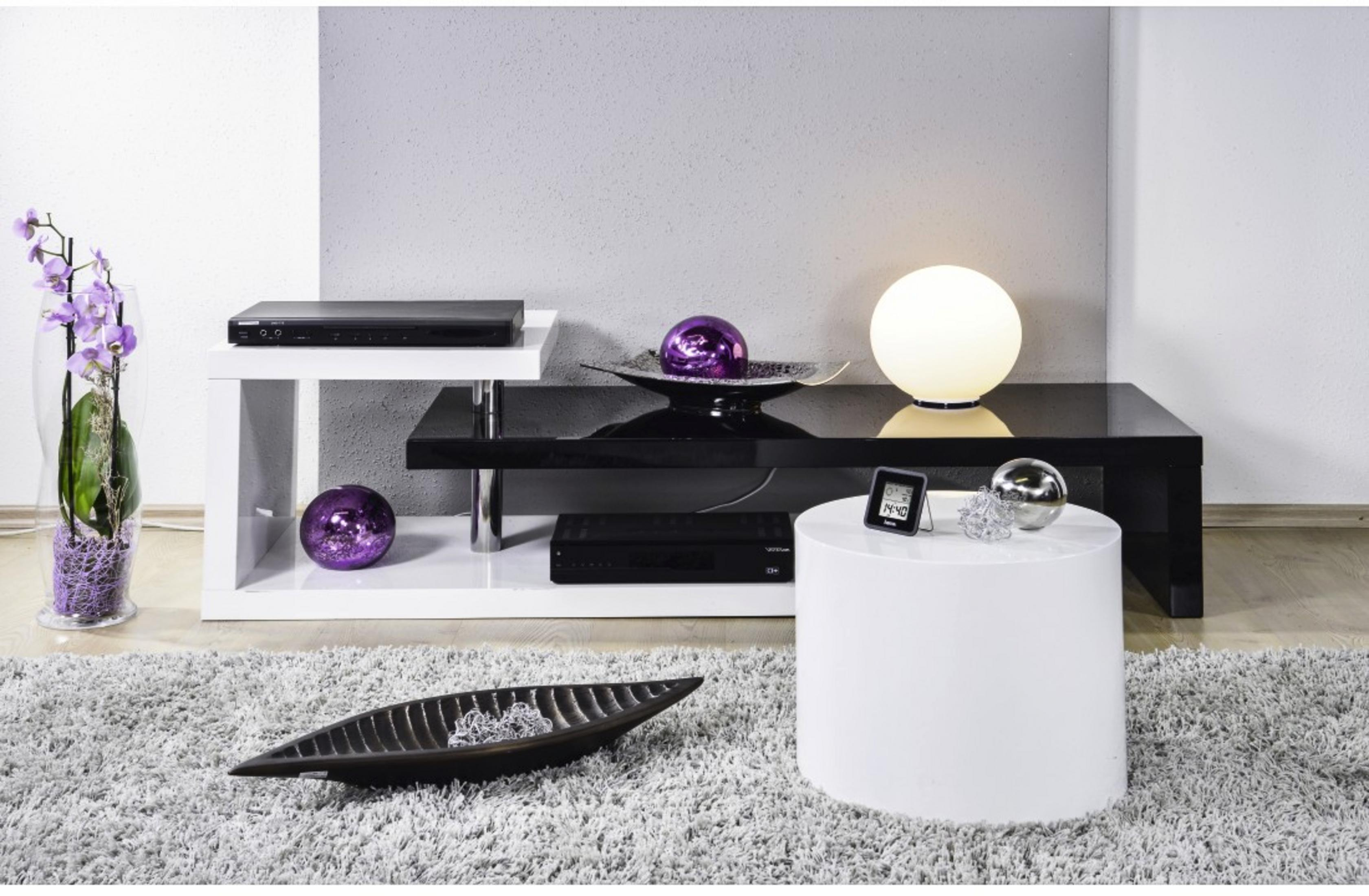 Nowoczesna aranżacja salonu z fioletowymi orchideami, odtwarzaczem DVD i kulami.