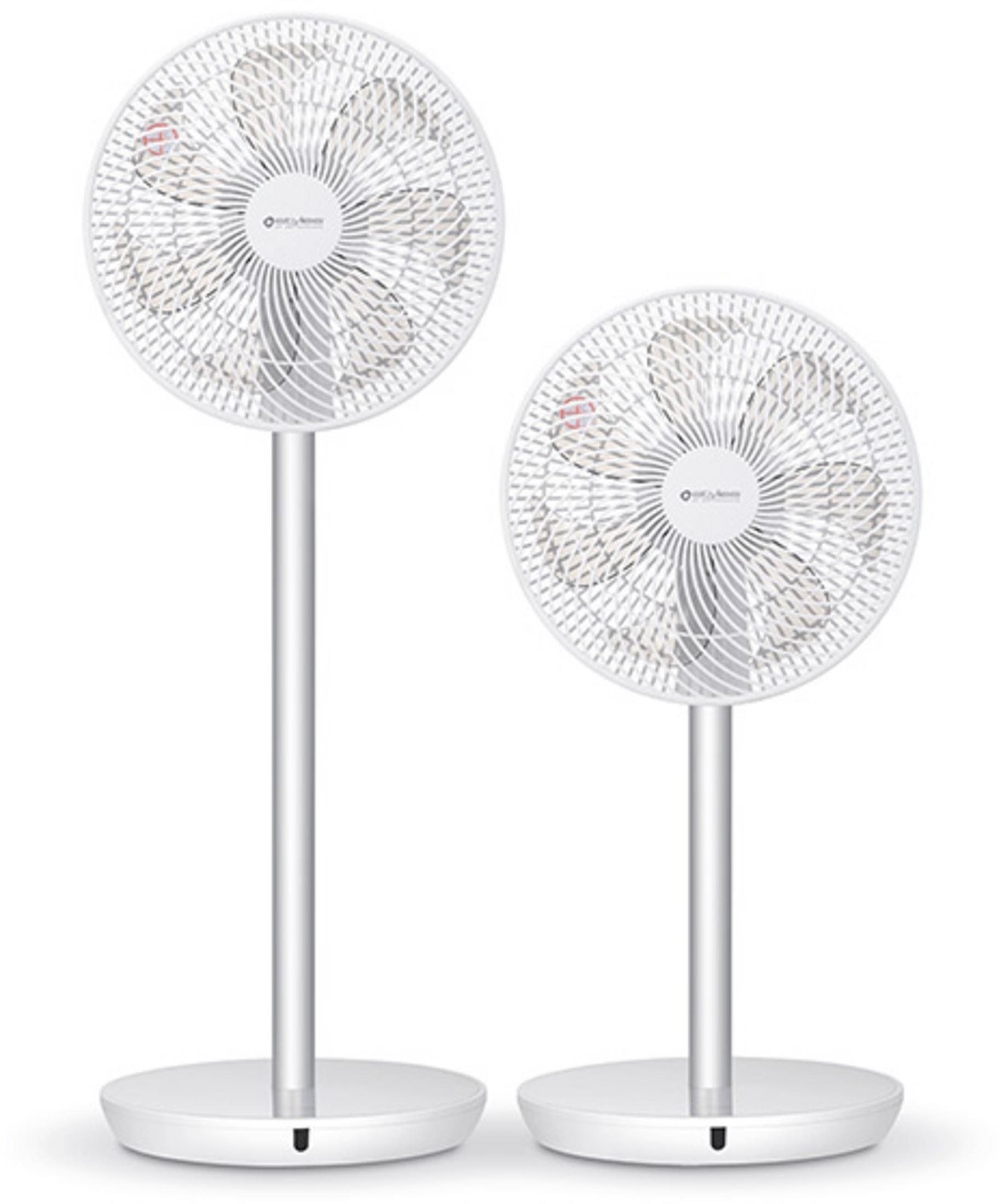Zwei weiße Standventilatoren mit silbernen Stangen und Sockeln, auf weißem Hintergrund.