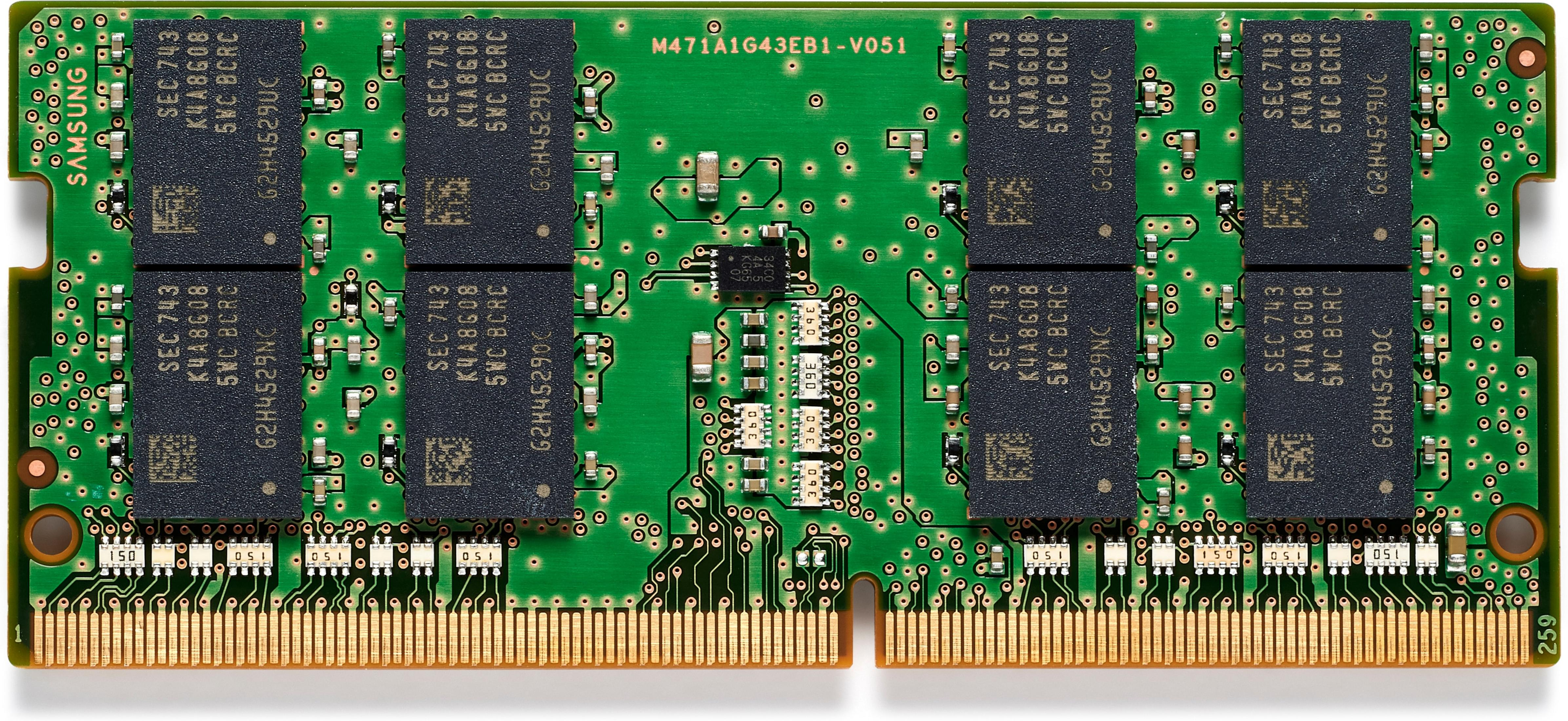 Module RAM vert avec puces mémoire noires et contacts dorés.