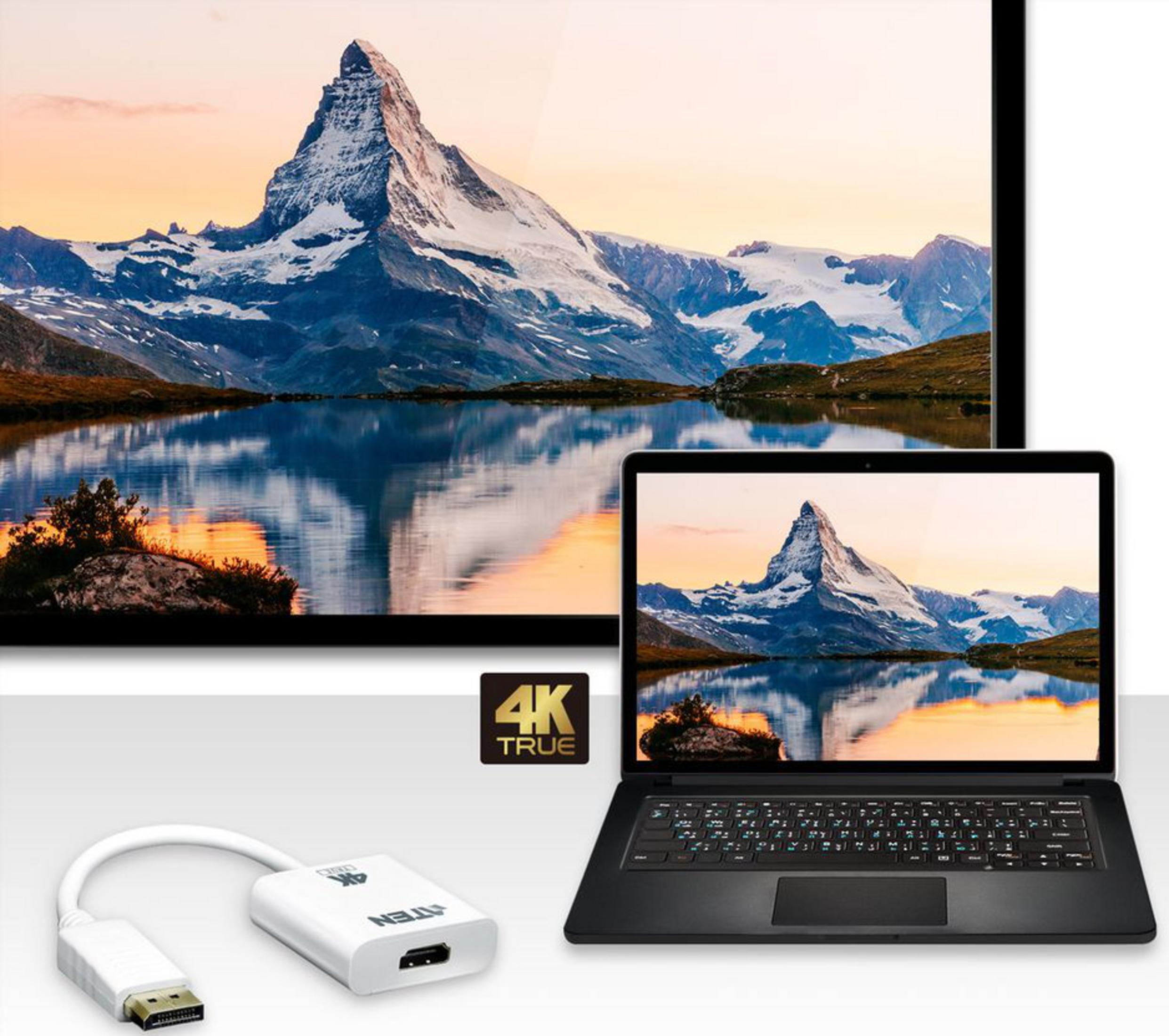 Laptop i duży ekran pokazują górskie jezioro o zachodzie słońca. Widoczny jest adapter 4K.