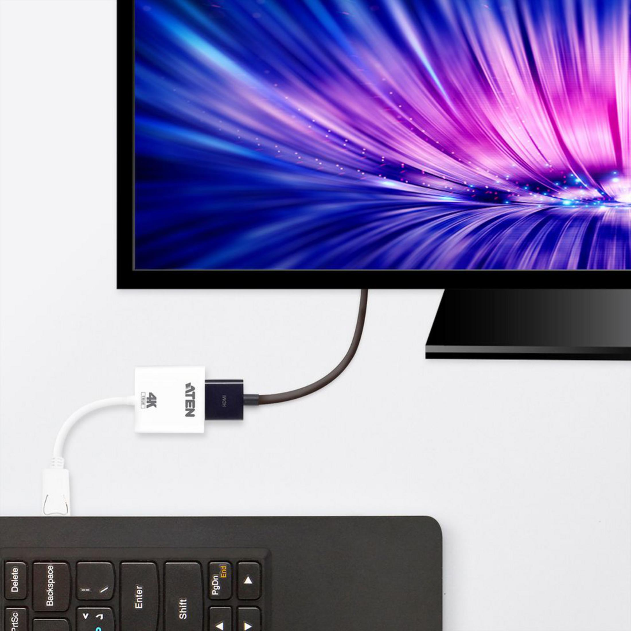 Adapter ATEN HDMI 4K łączy czarną klawiaturę z monitorem.