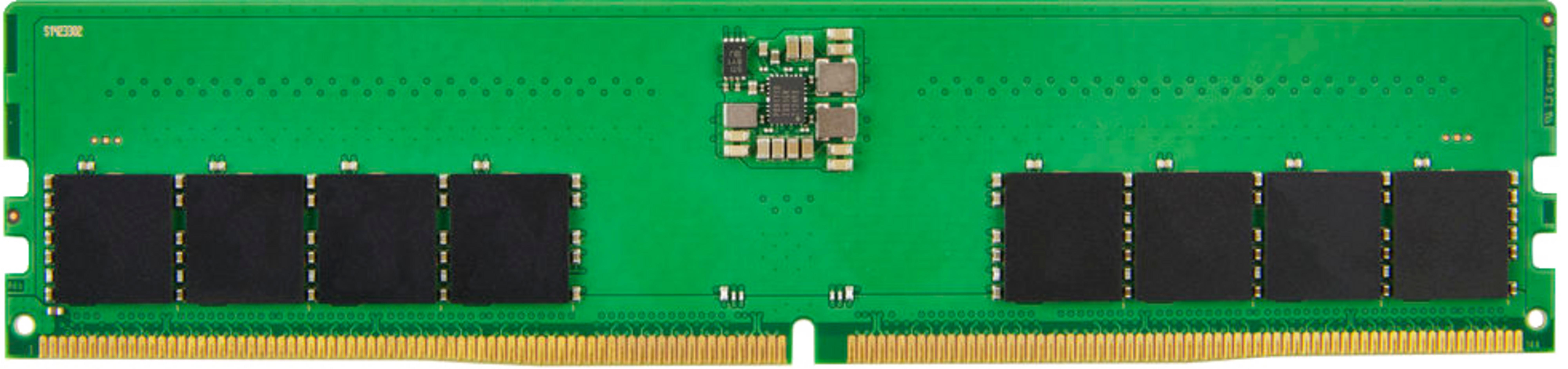 Modulo RAM verde con chip di memoria neri e contatti dorati.