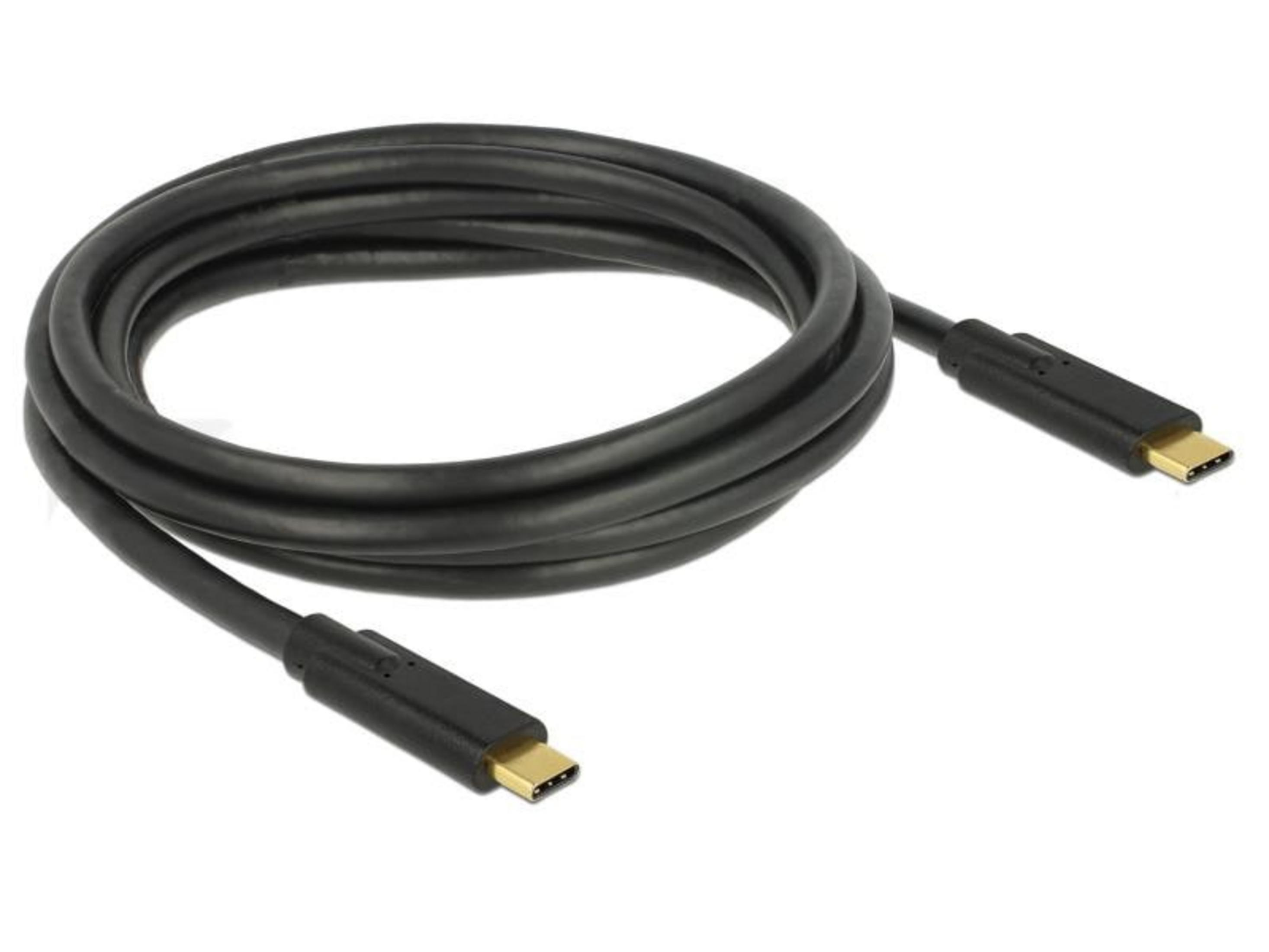 Un câble USB-C noir enroulé avec des connecteurs plaqués or sur fond blanc.
