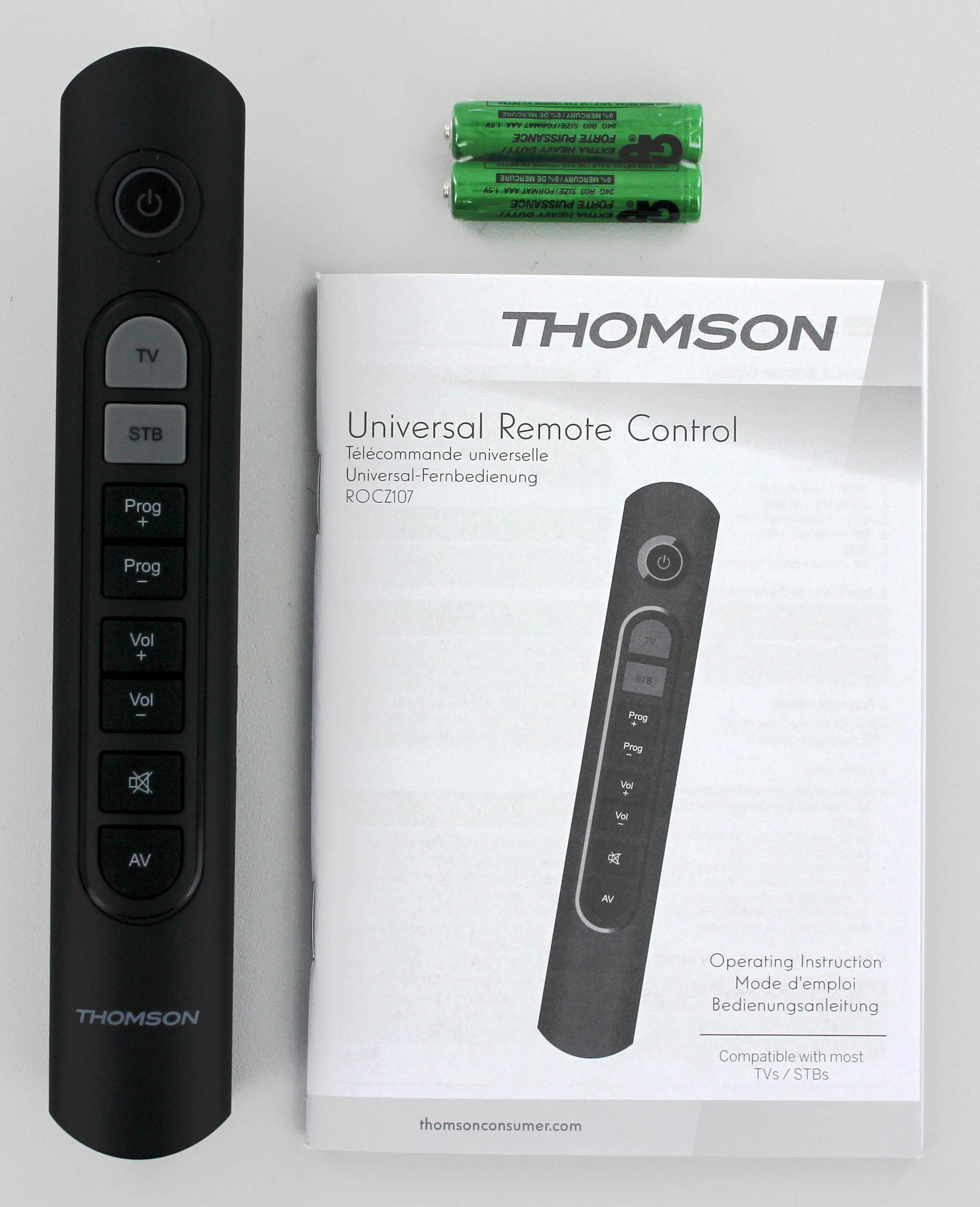 Ein schwarzer Thomson Universalfernbedienung mit Batterien und Anleitung liegt auf einem weißen Untergrund.