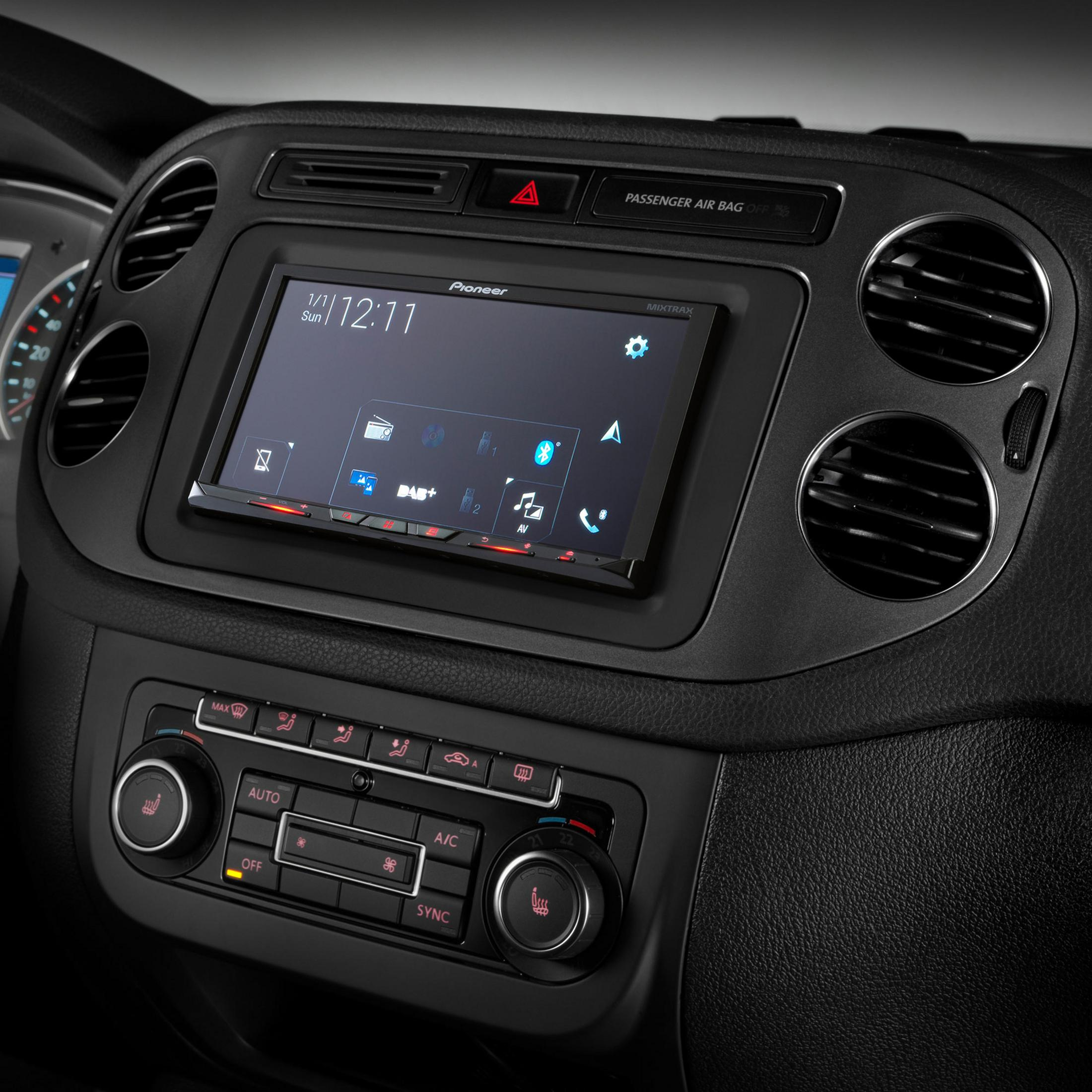 Une radio de voiture Pioneer avec écran tactile et commandes climatiques.