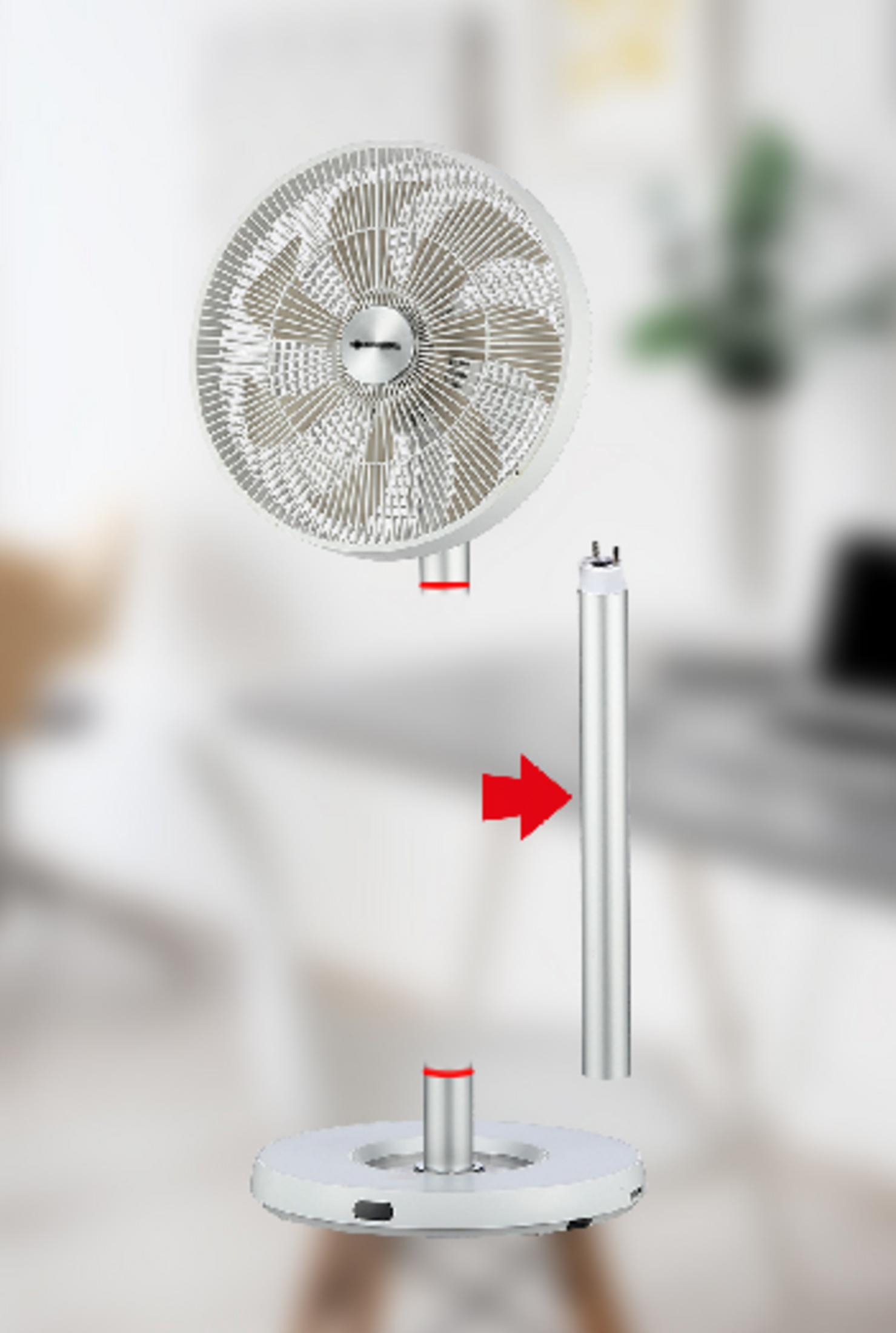Ein weißer Standventilator wird montiert. Eine Stange verbindet Basis und Lüfter.