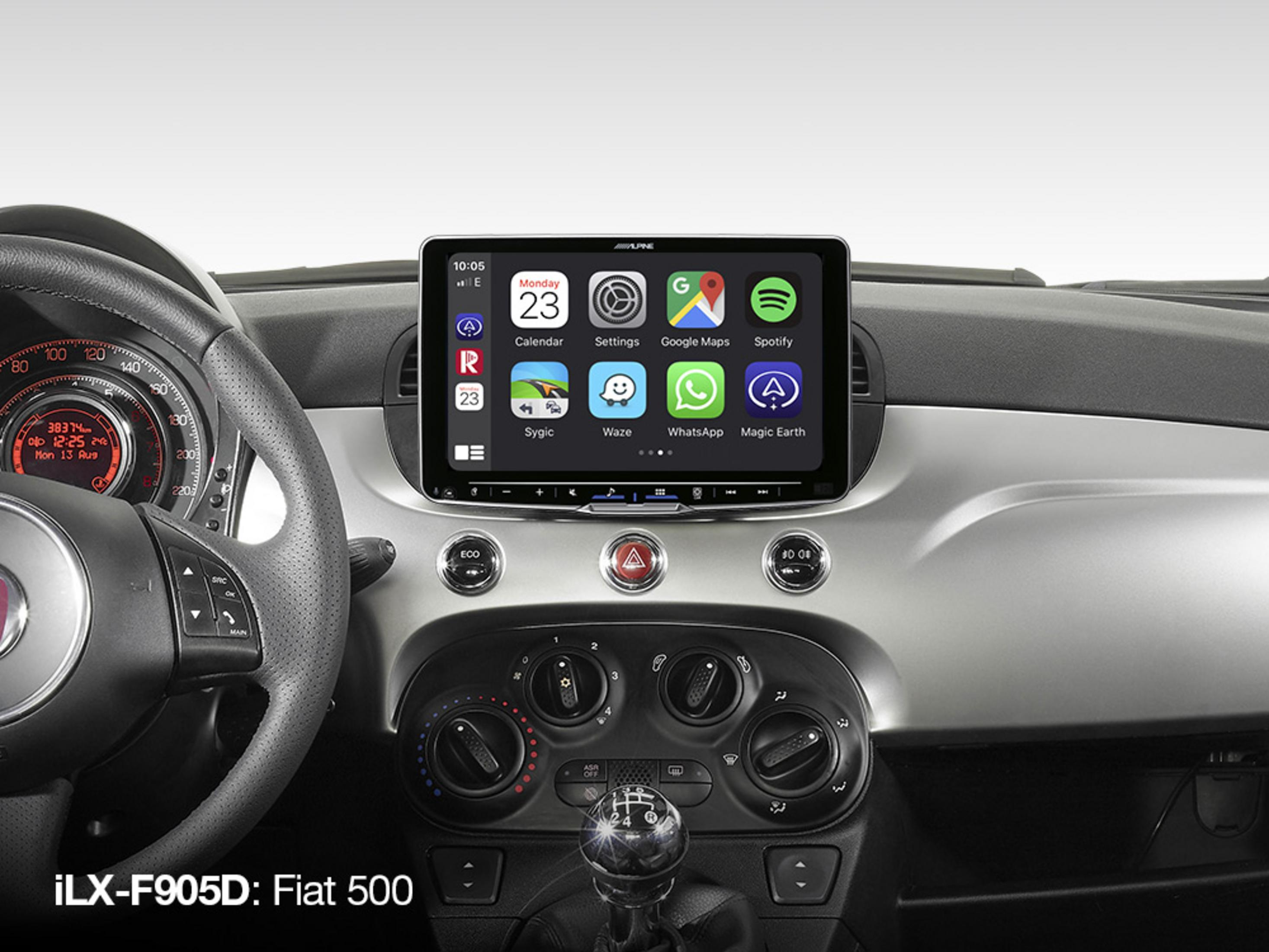 Armaturenbrett eines Fiat 500 mit Alpine-Touchscreen, Lenkrad und Schalthebel.