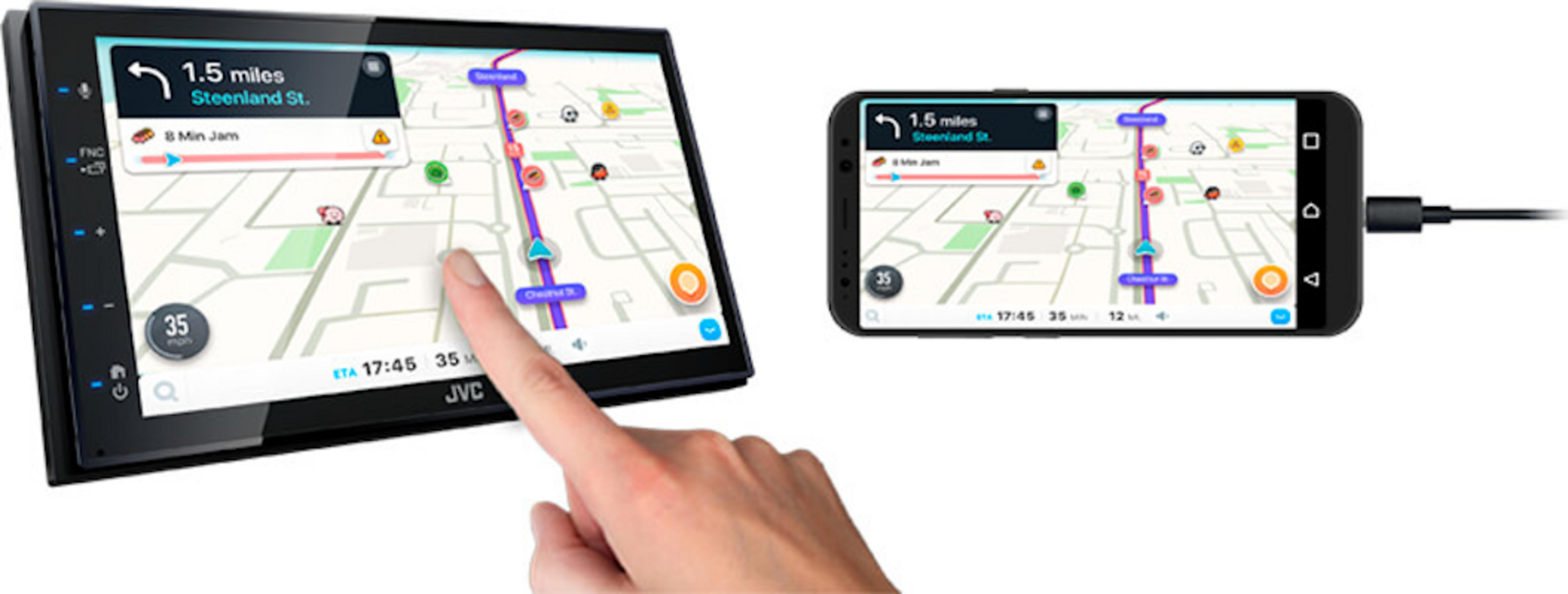 Navigations-App auf einem Touchscreen-Display und einem Smartphone, verbunden über Kabel.