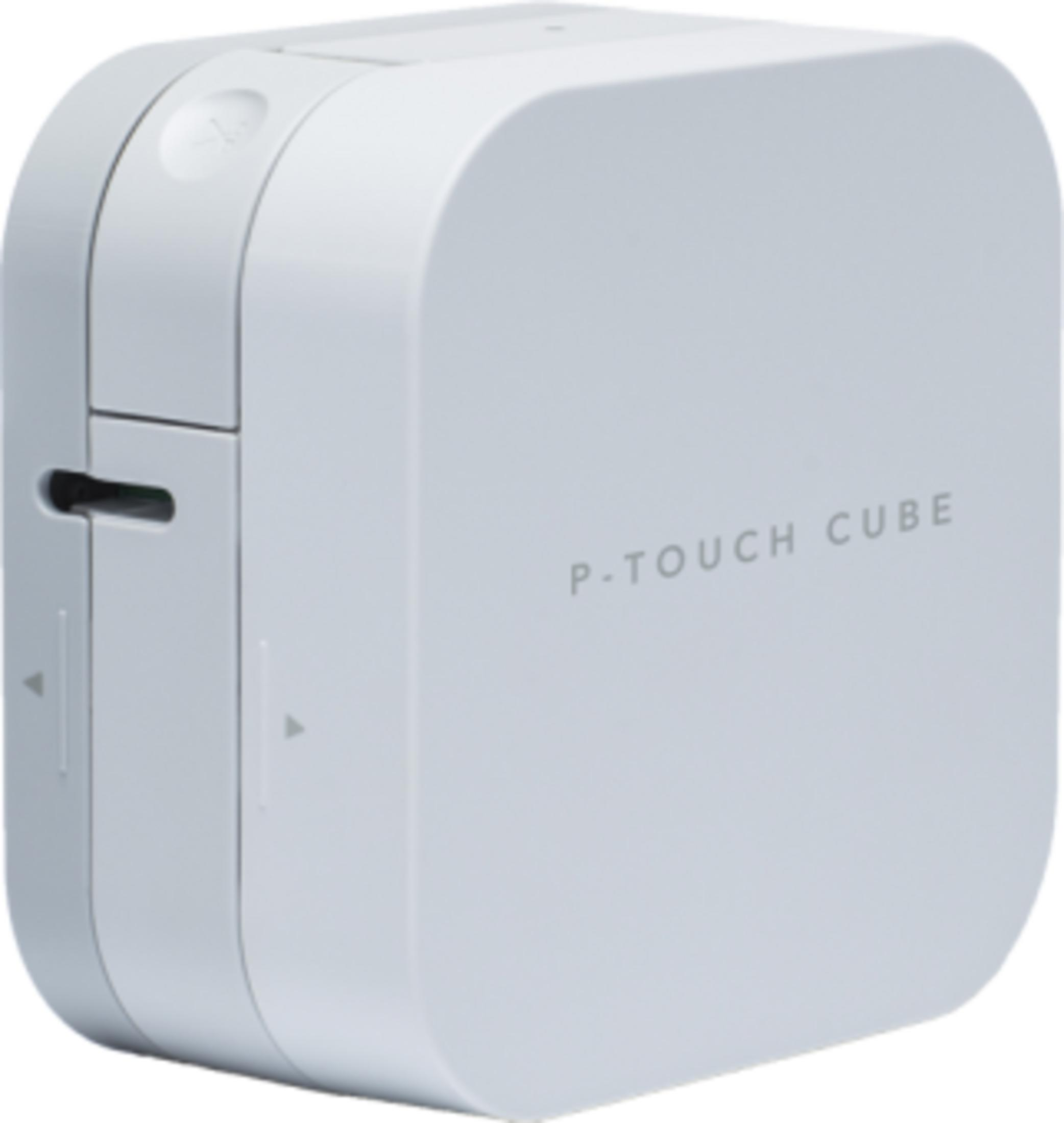 Ein weißer P-Touch Cube Drucker mit abgerundeten Kanten, seitlich abgebildet.