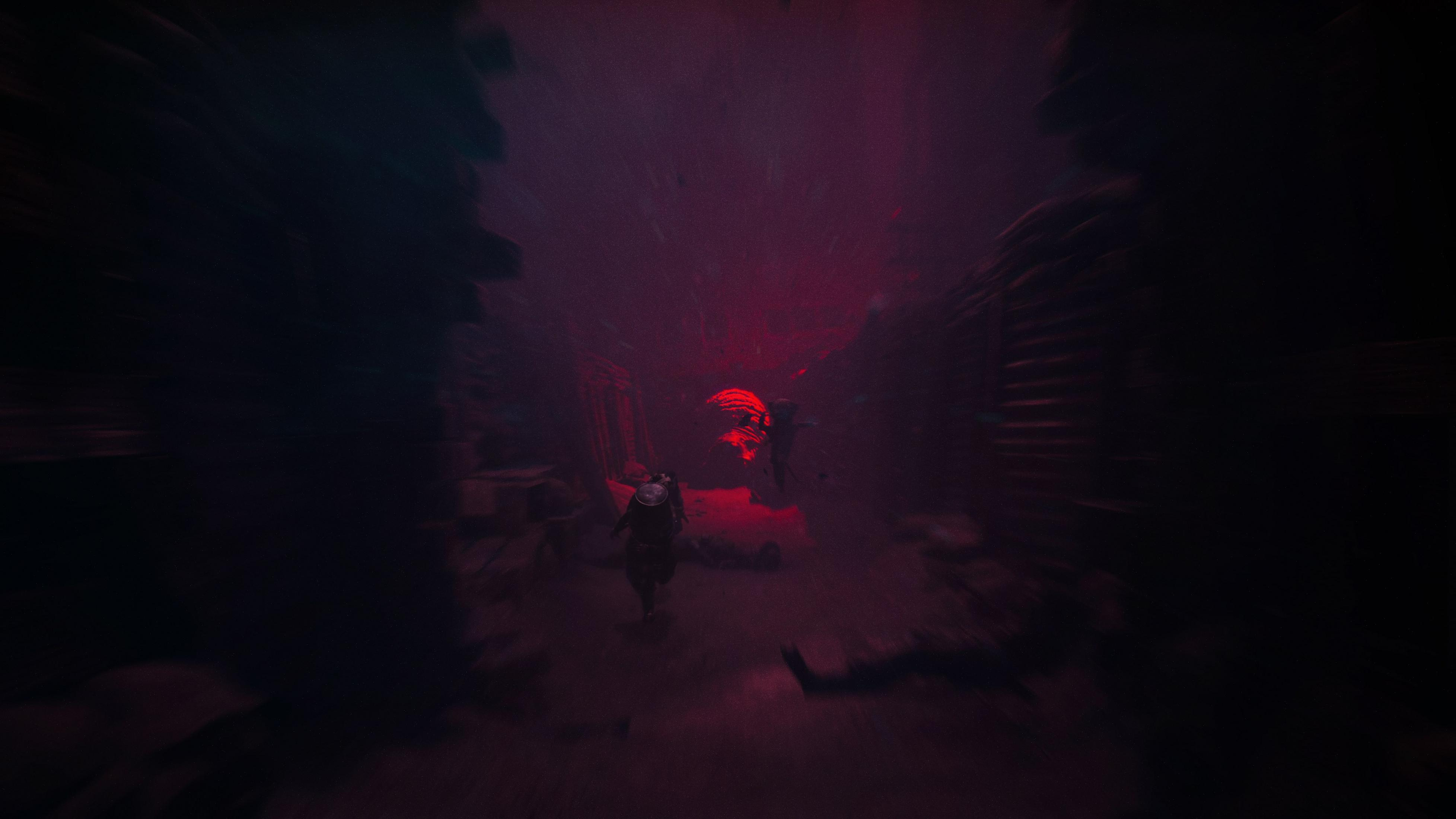 Una persona en un túnel oscuro con iluminación roja.