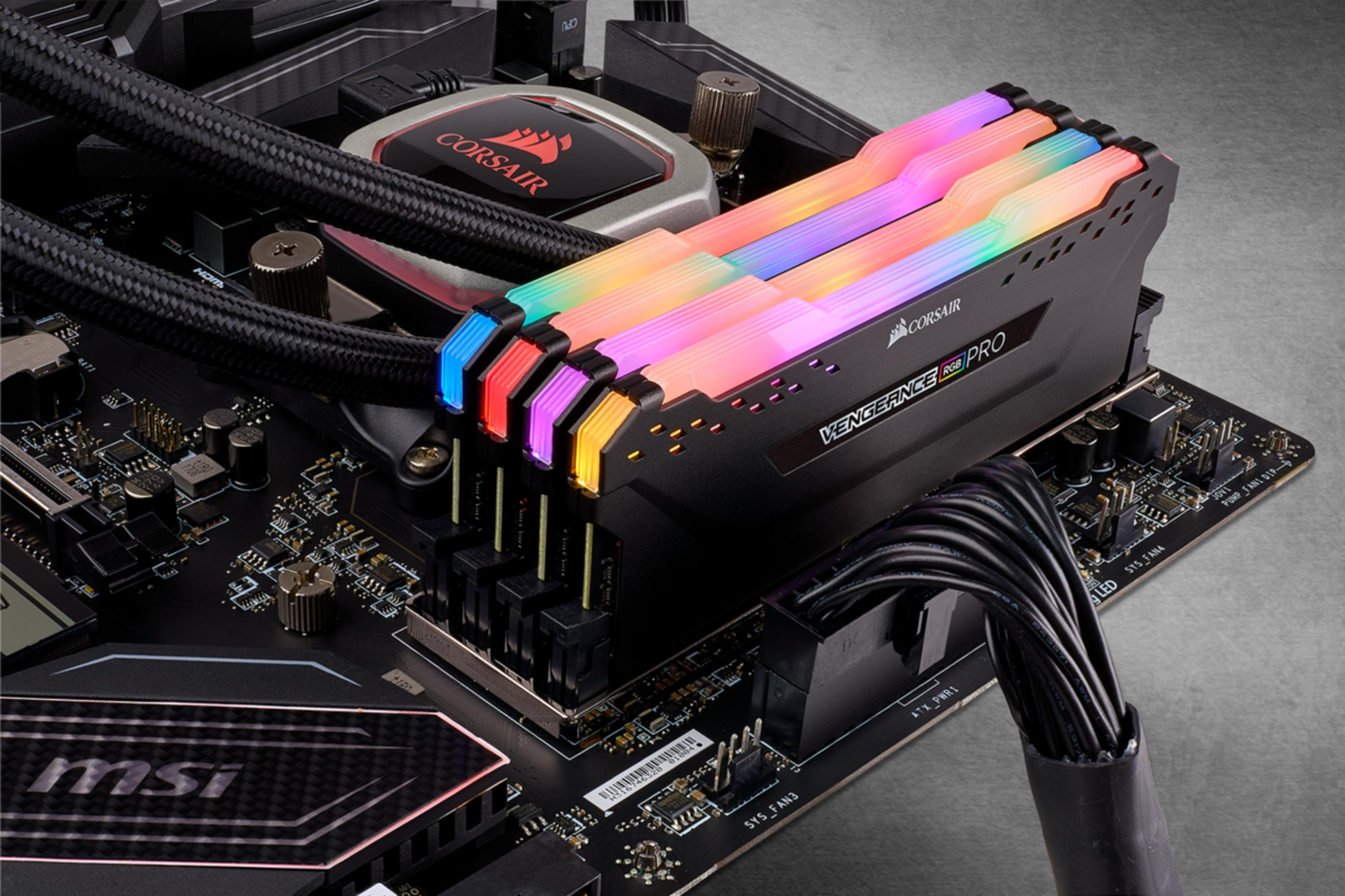 Moduły RAM Corsair z oświetleniem RGB na płycie głównej z kablami wentylatora.