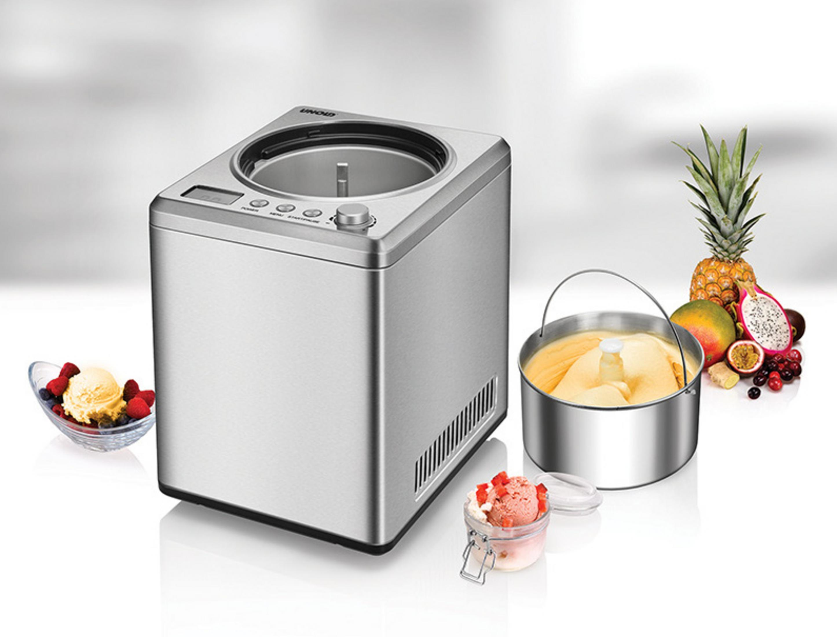 Maszyna do lodów z lodami i owocami obok.