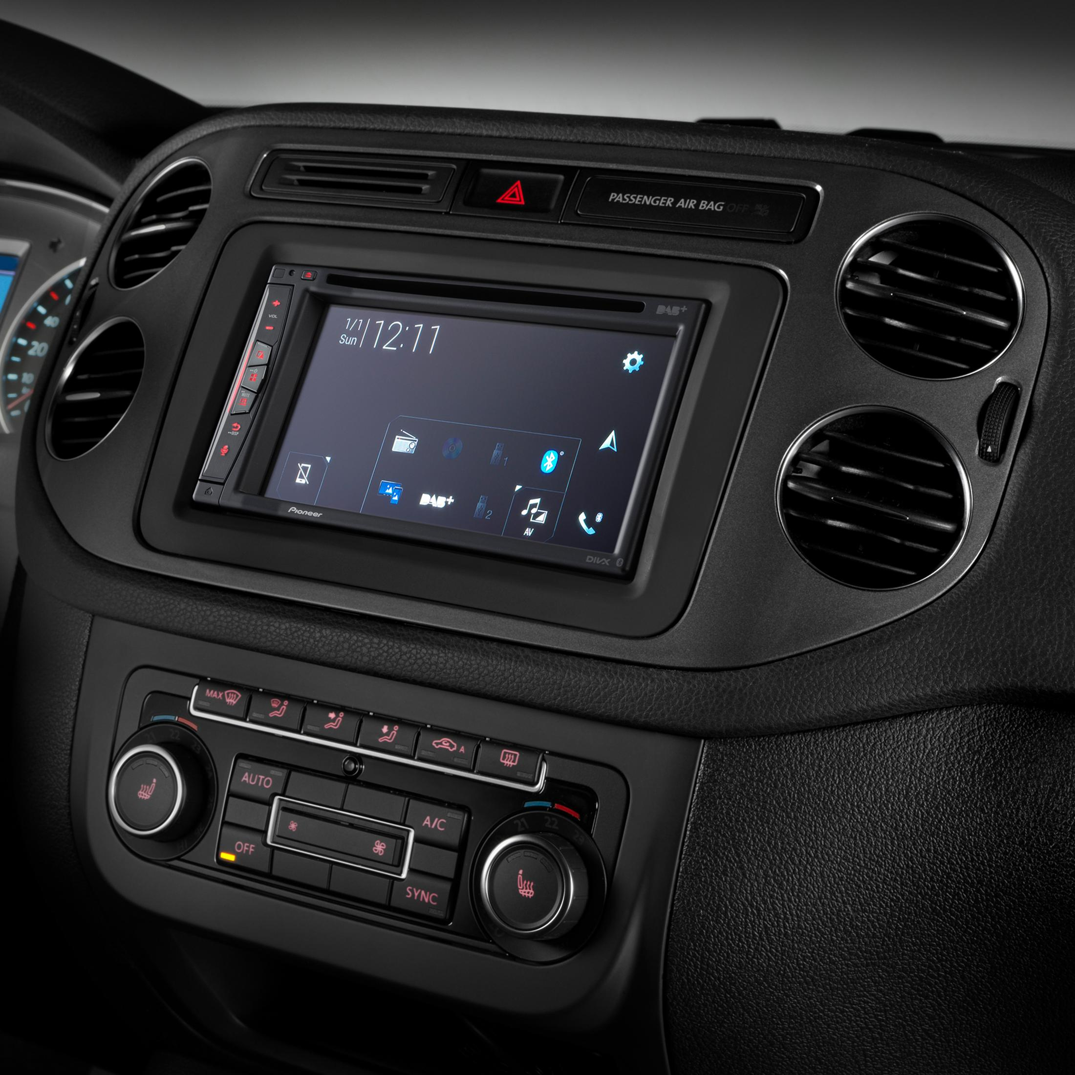 Auto-Infotainmentsystem mit Touchscreen, Klimasteuerung und Lüftungsschlitzen.