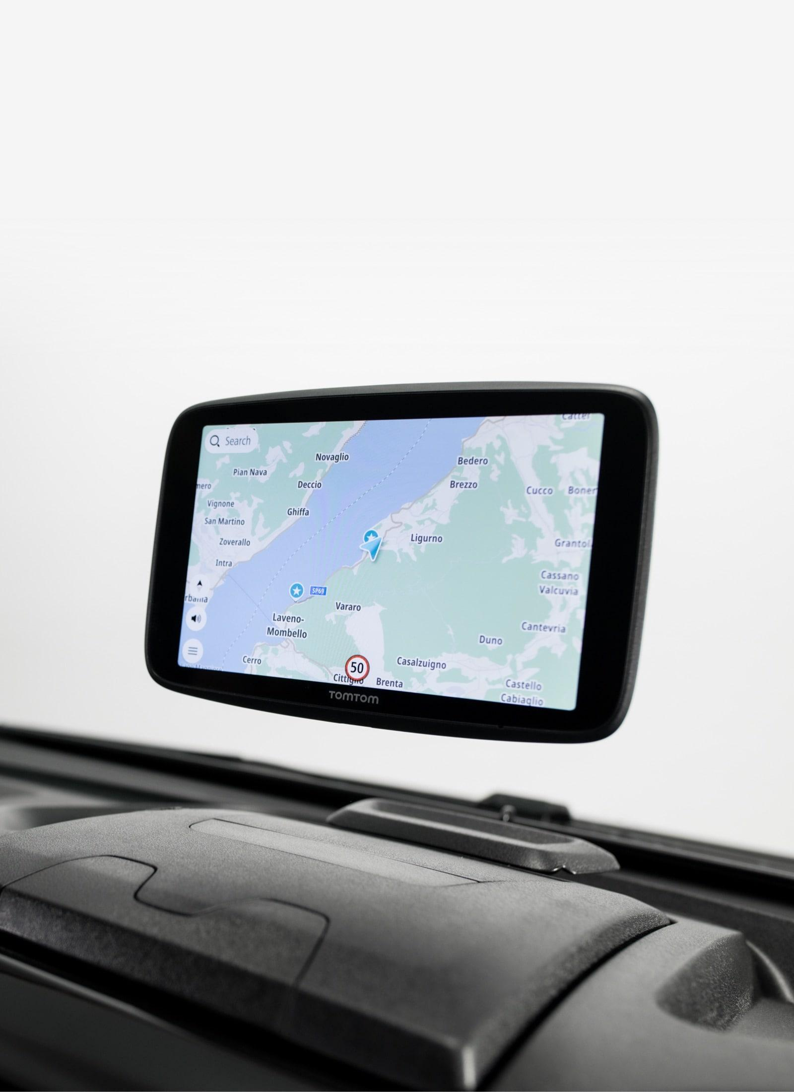 Ein TomTom-Navigationsgerät zeigt eine Karte mit Städten wie Intra, Ghiffa und Laveno-Mombello.