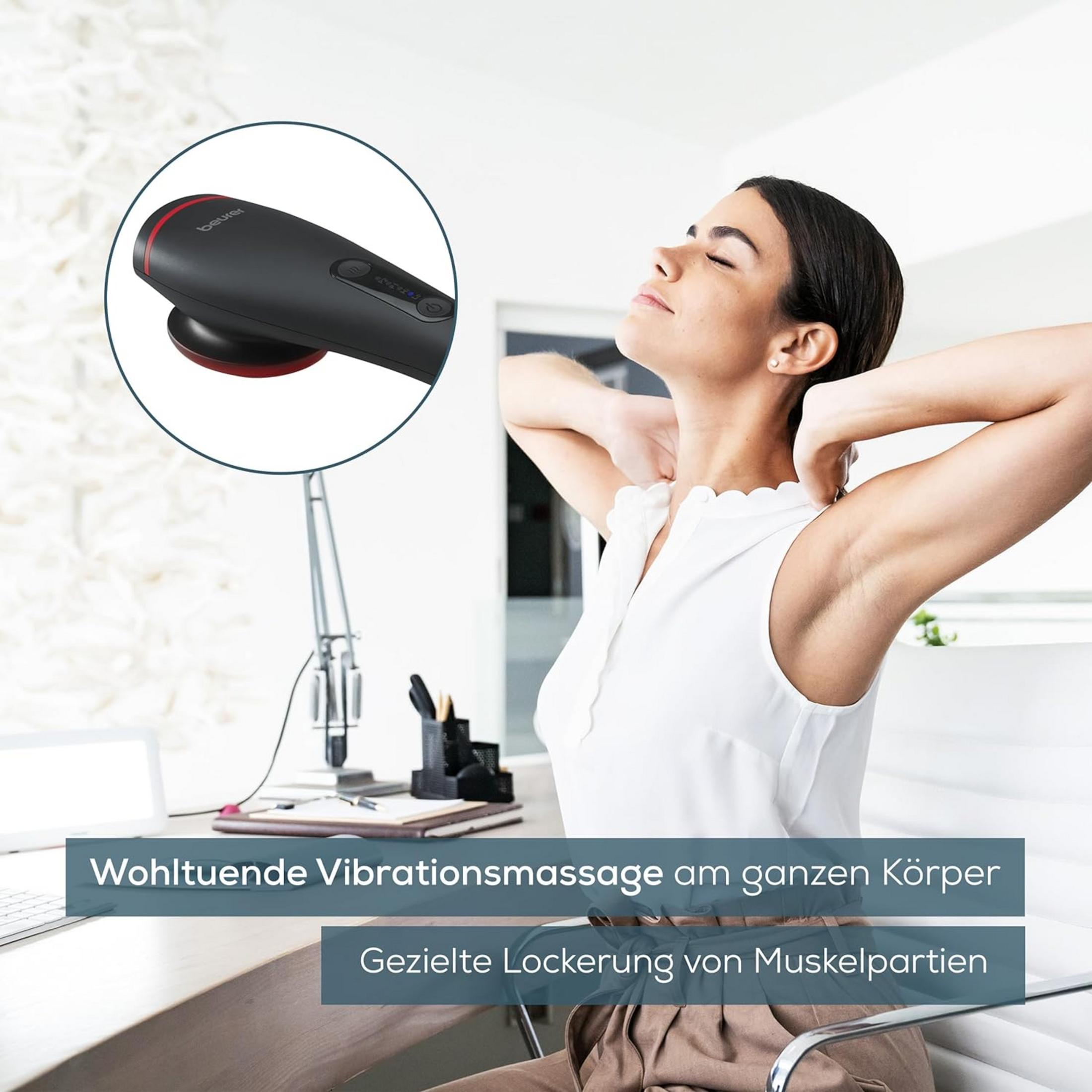 Frau entspannt sich mit Massagegerät am Schreibtisch.