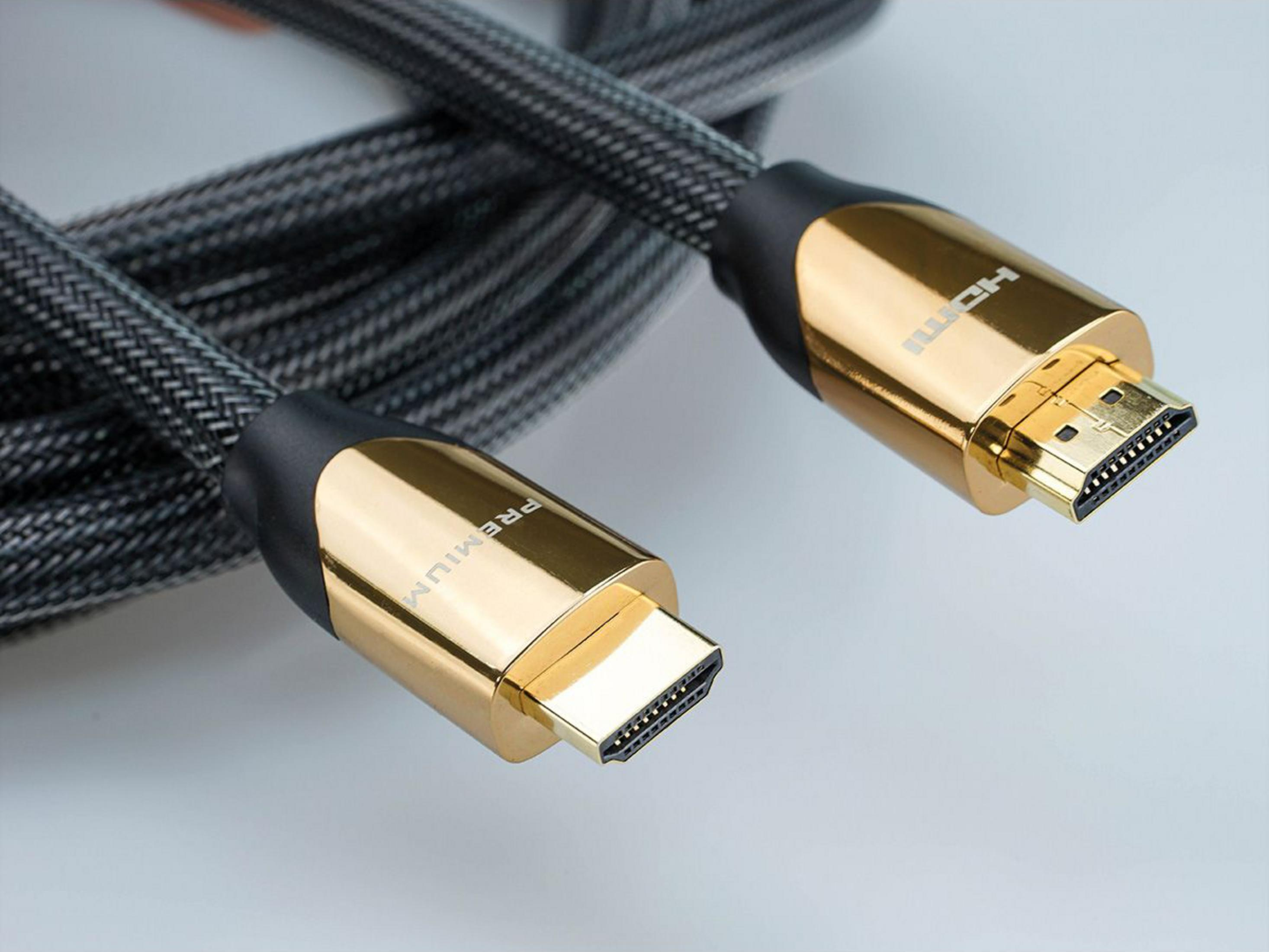Een HDMI-kabel met gouden connectoren en een grijze gevlochten hoes.