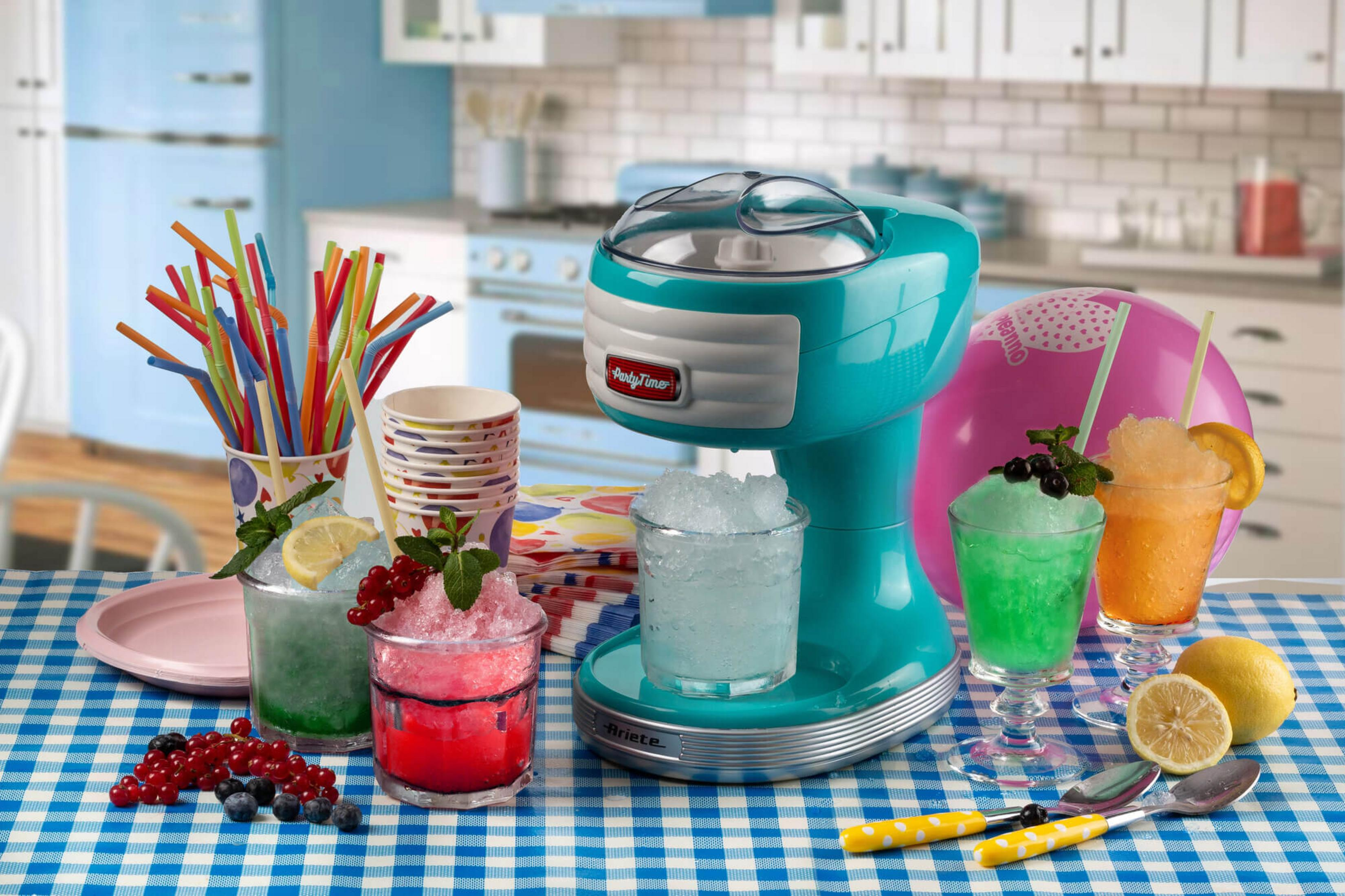 Ein türkisfarbener Slush-Eisbereiter mit bunten Getränken und Früchten.