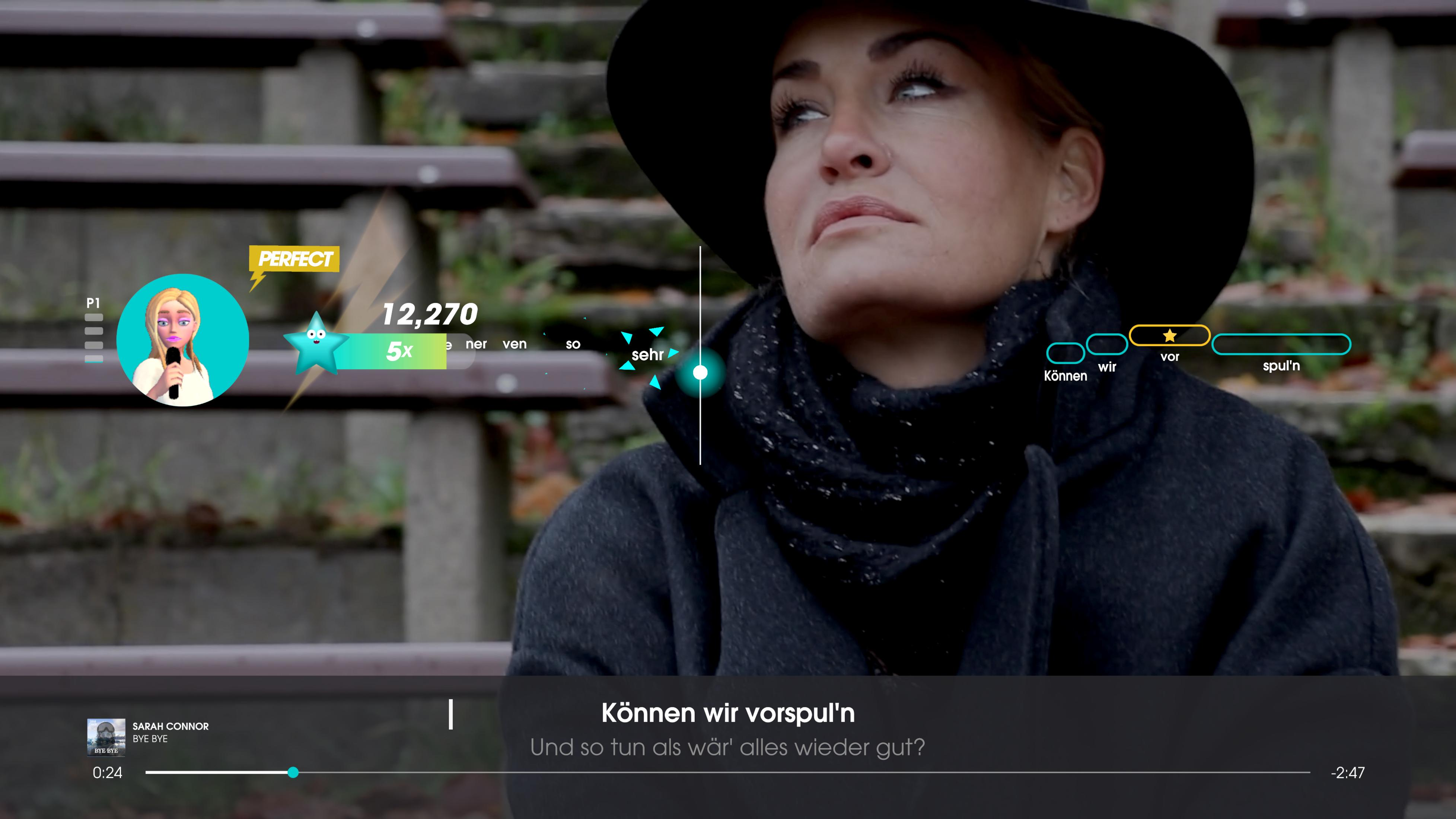 Eine Frau mit Hut singt, mit Gamification-Elementen im Vordergrund.