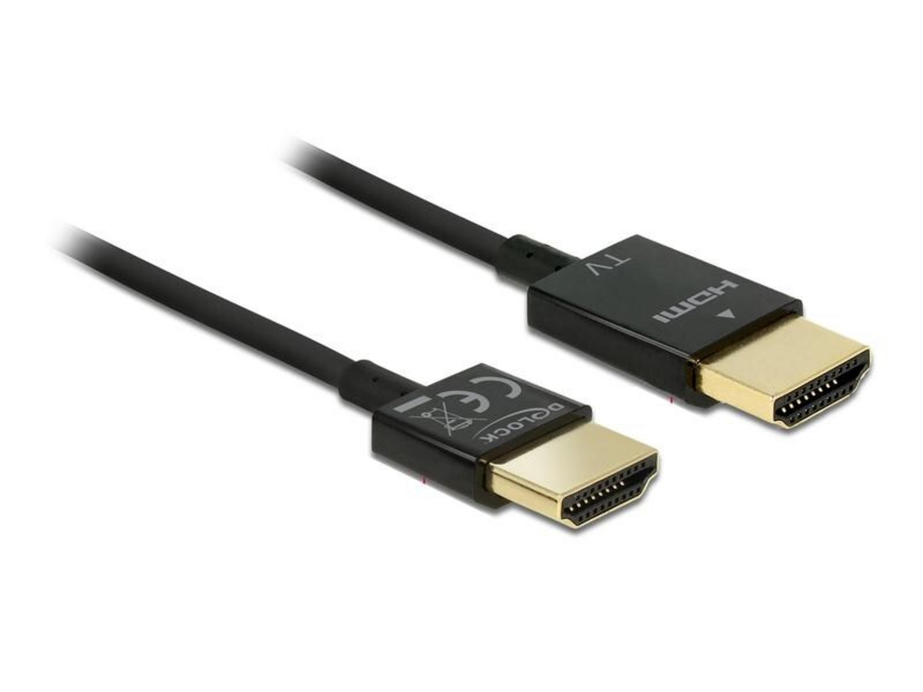 Zwei schwarze HDMI-Kabel mit goldenen Steckern liegen auf weißem Grund.