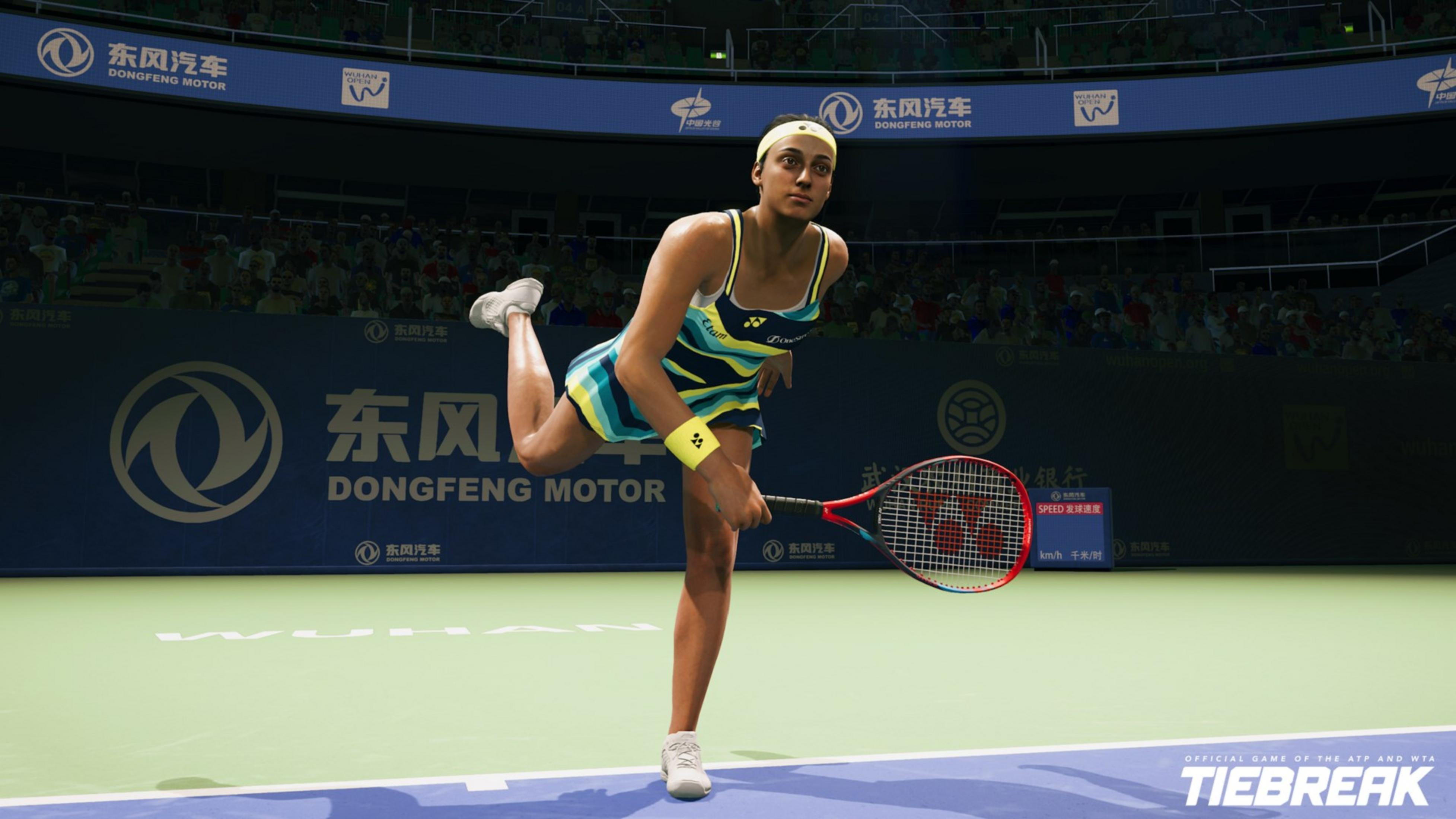 Eine Tennisspielerin mit gelbem Haarband schlägt auf dem Platz auf.