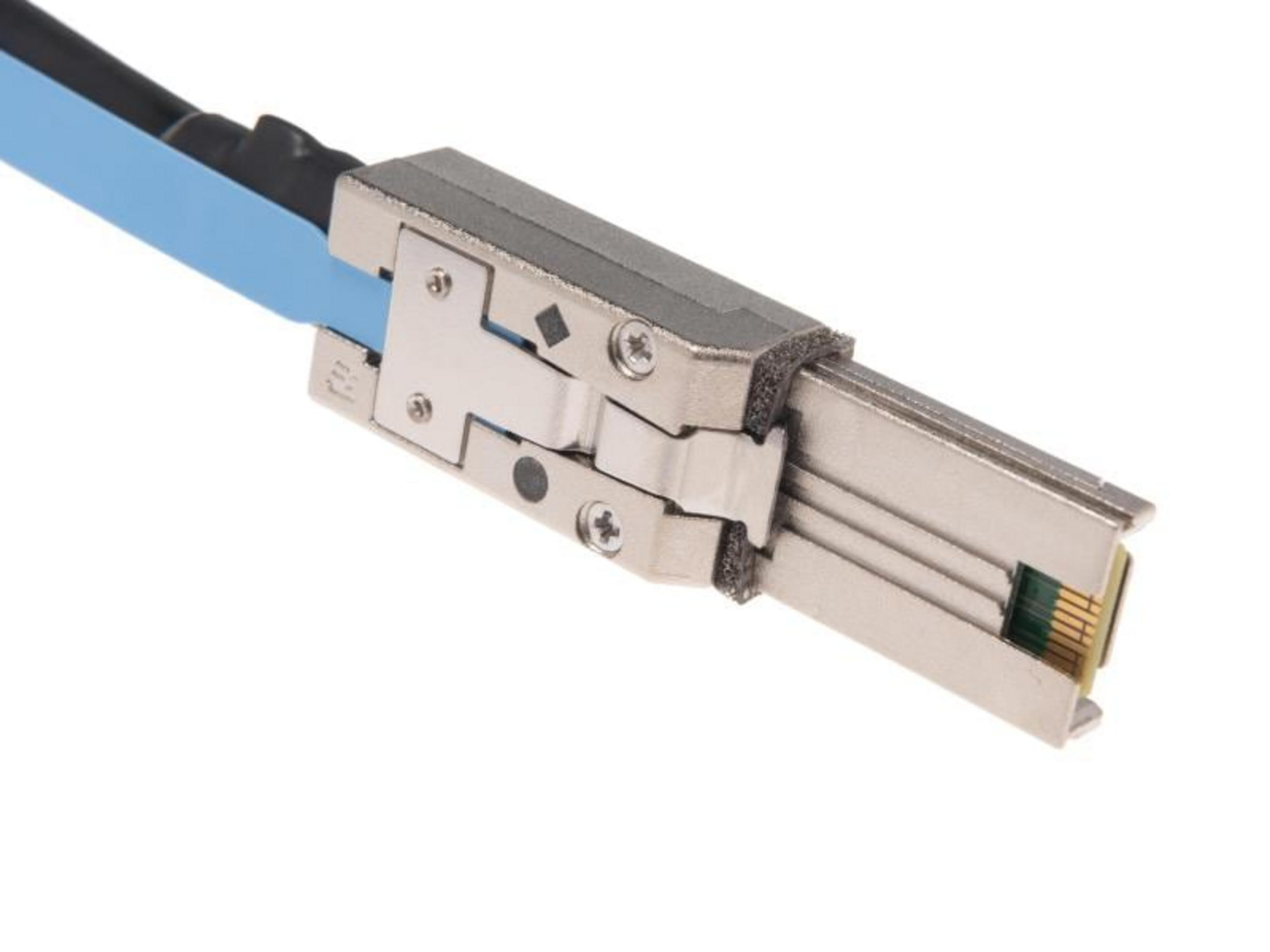 Un connecteur SFP argenté avec une gaine de câble bleue, isolé sur fond blanc.