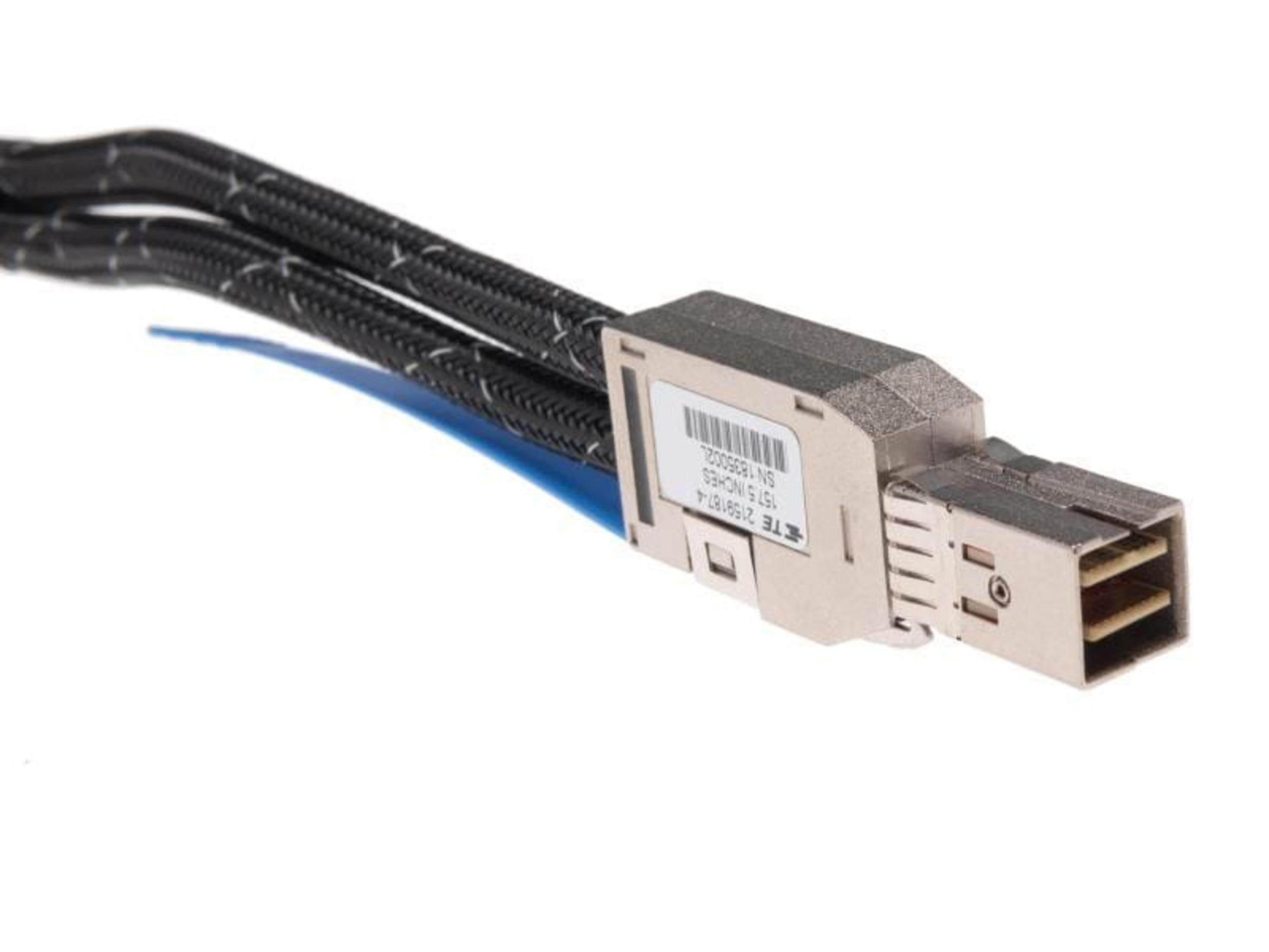 Un connecteur SFP gris avec des câbles noirs et une étiquette.
