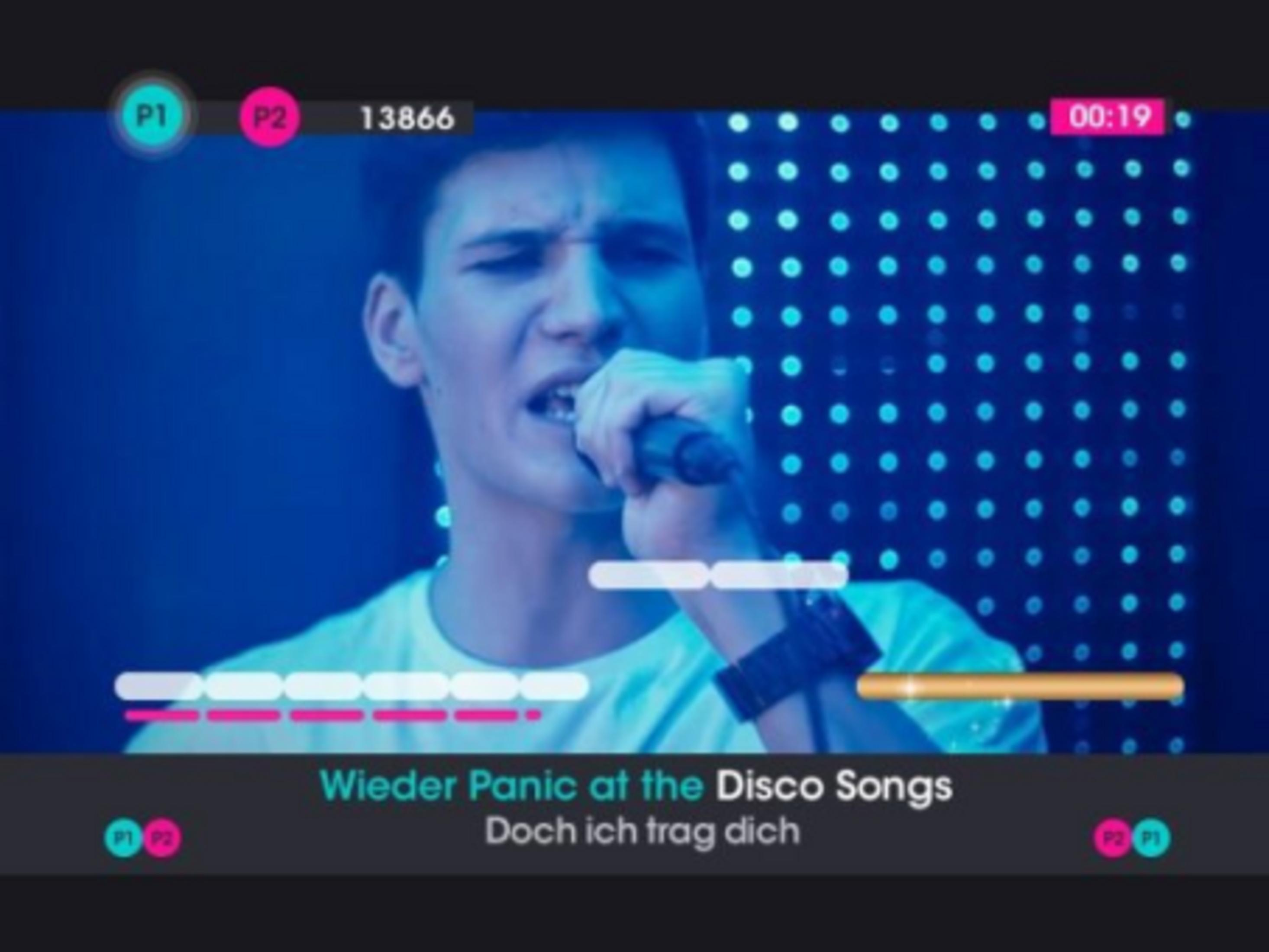 Ein Mann singt in ein Mikrofon, beleuchtet von blauen Lichtern.