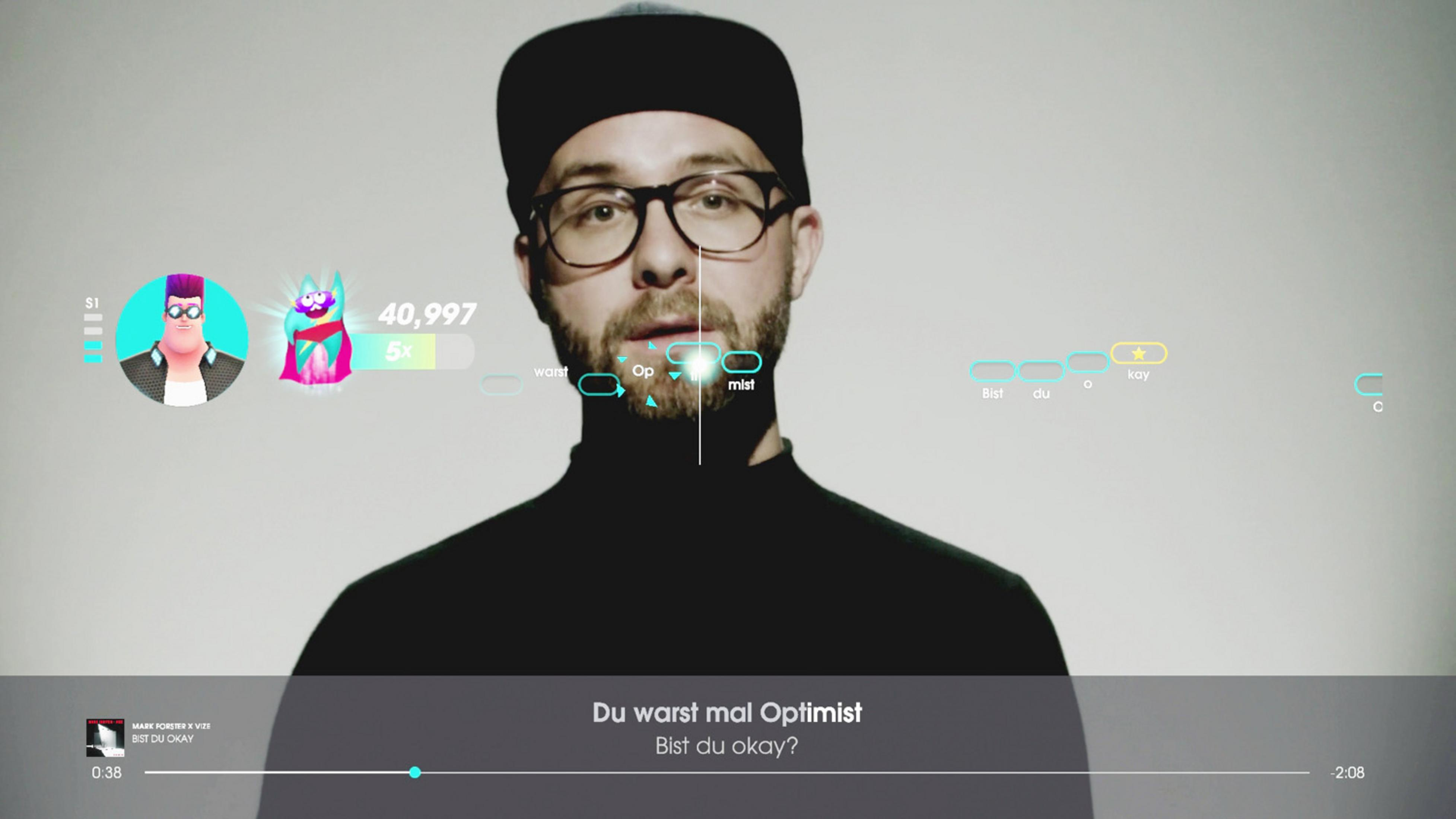 Un uomo con occhiali e cappellino canta, con testi visualizzati.