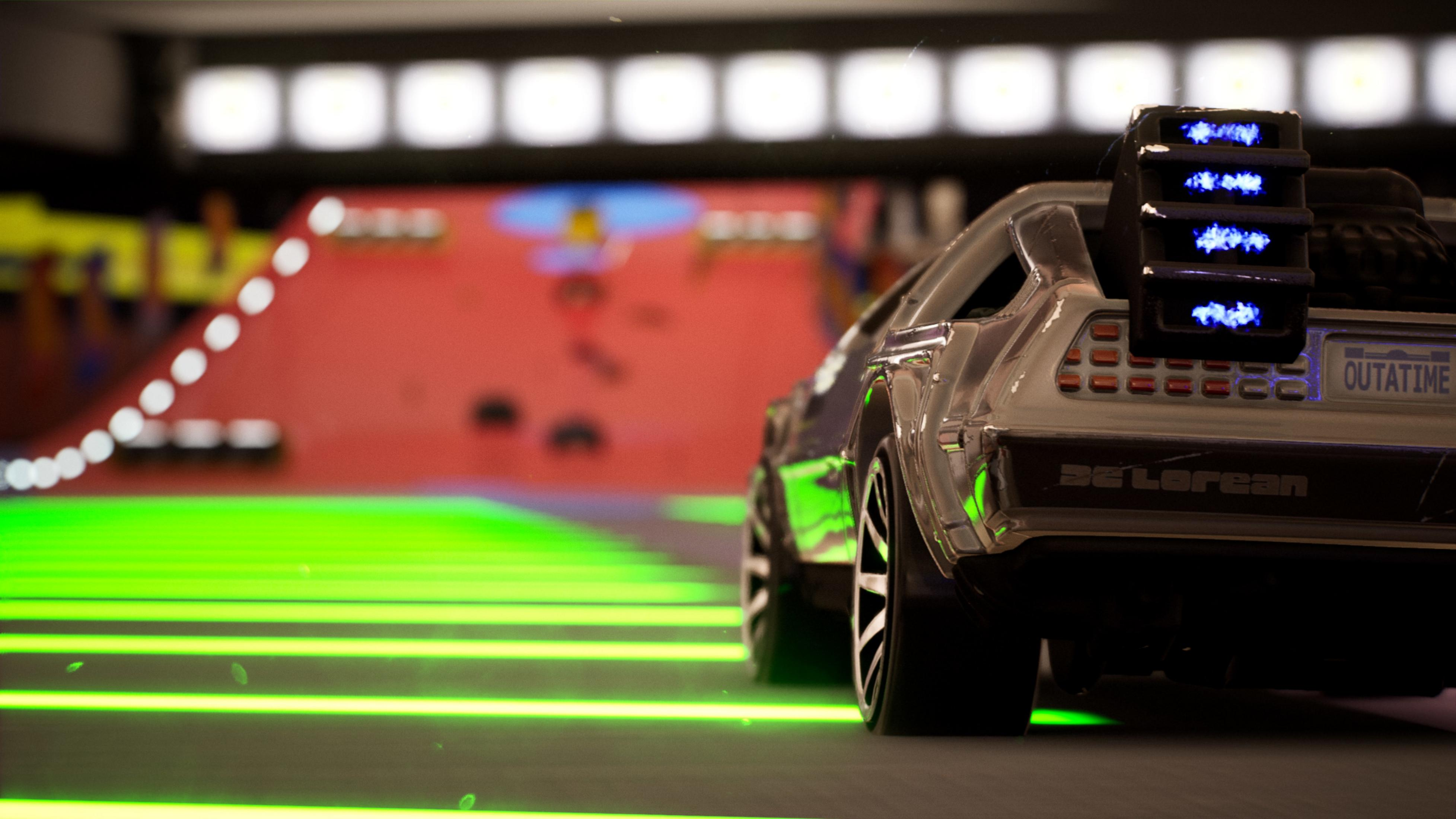 Ein DeLorean-Auto mit leuchtenden blauen Flammen fährt auf einer Rennstrecke mit grünen Lichtern.