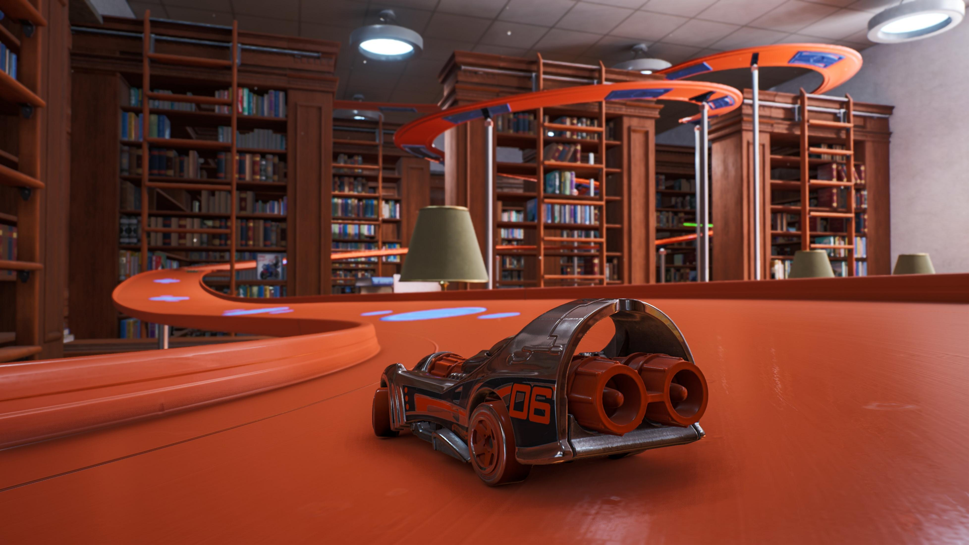 Ein silberner Spielzeug-Rennwagen mit orangefarbenen Akzenten auf einer orangefarbenen Rennstrecke in einer Bibliothek.