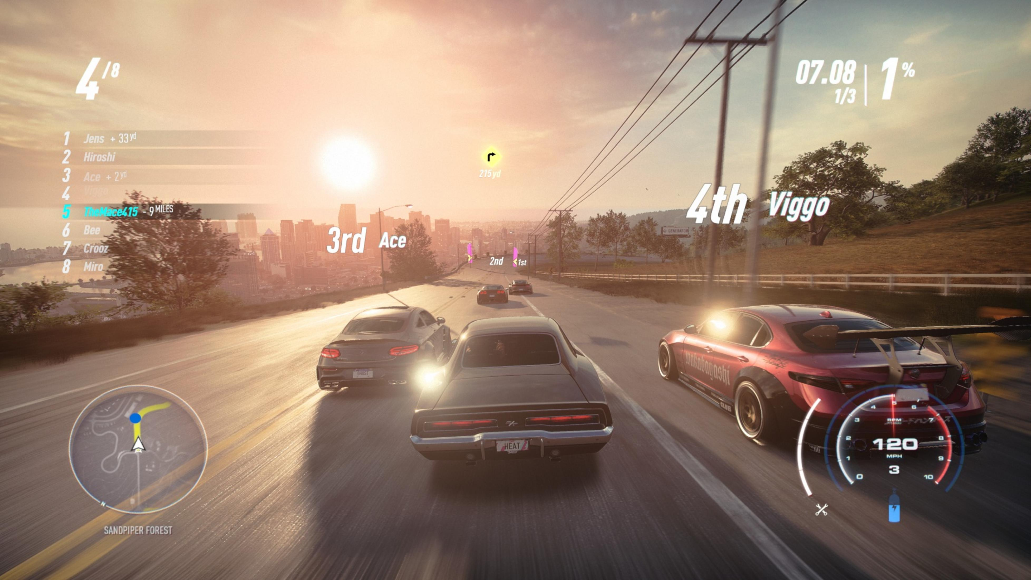 Gioco di corse al tramonto con diverse auto su un'autostrada.