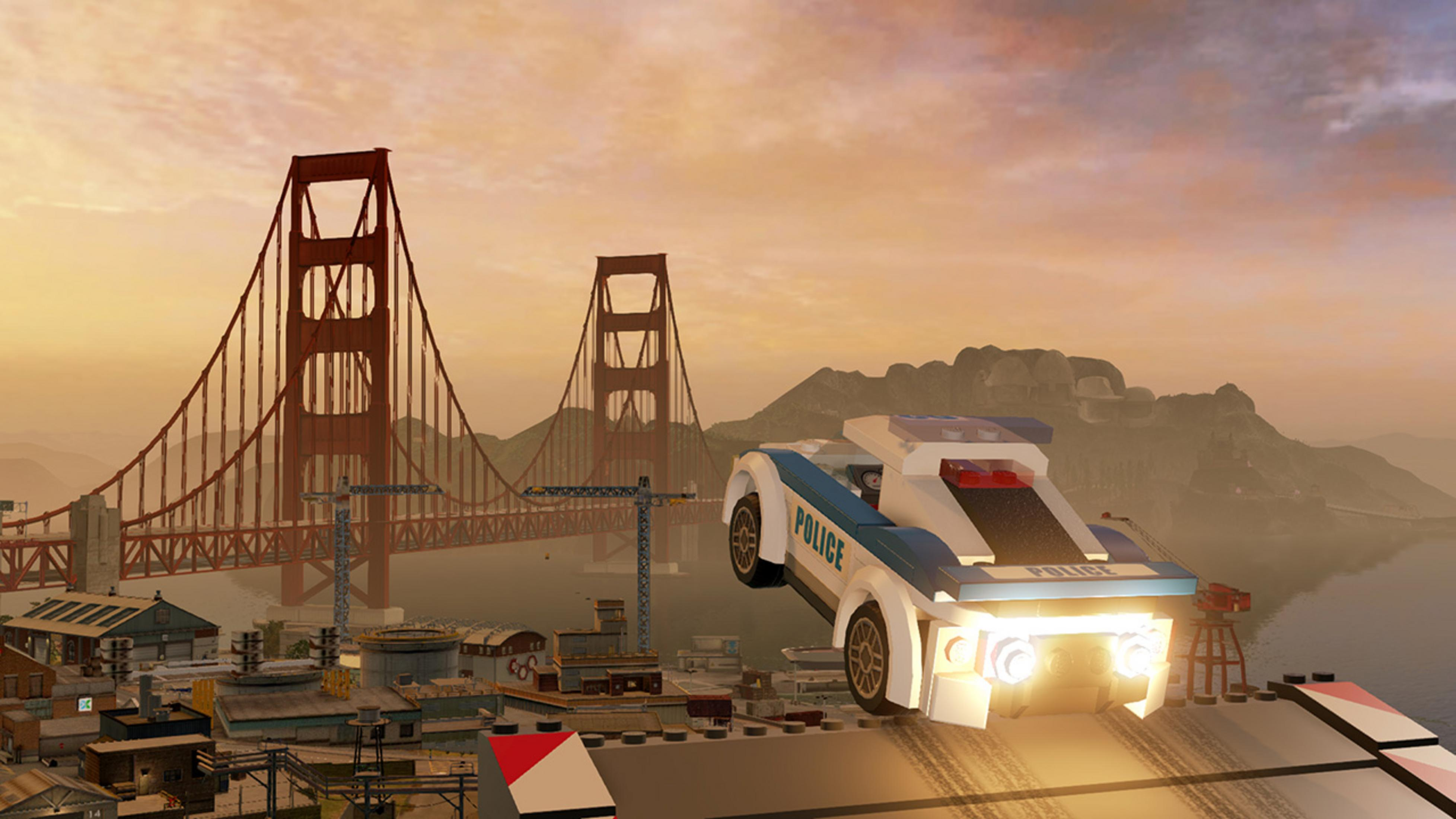 Polizeiauto fliegt über lego-Stadt, Golden Gate Bridge im Hintergrund.
