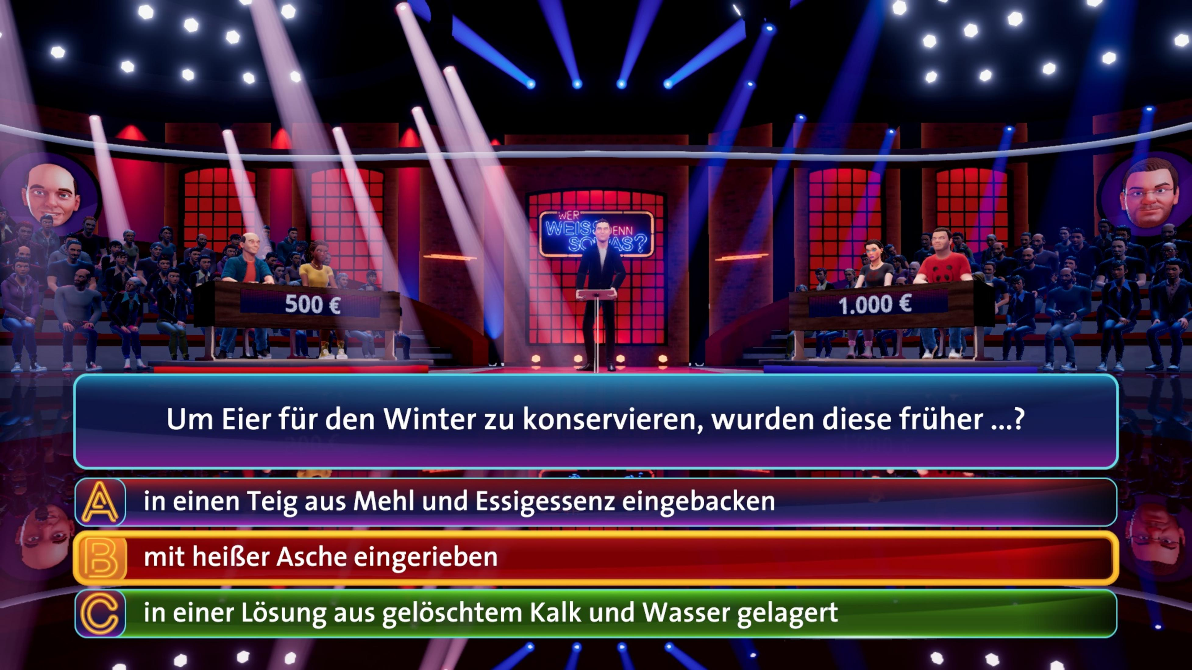 Quizshow-Bühne mit Kandidaten, Publikum und einer Frage über Eierkonservierung.
