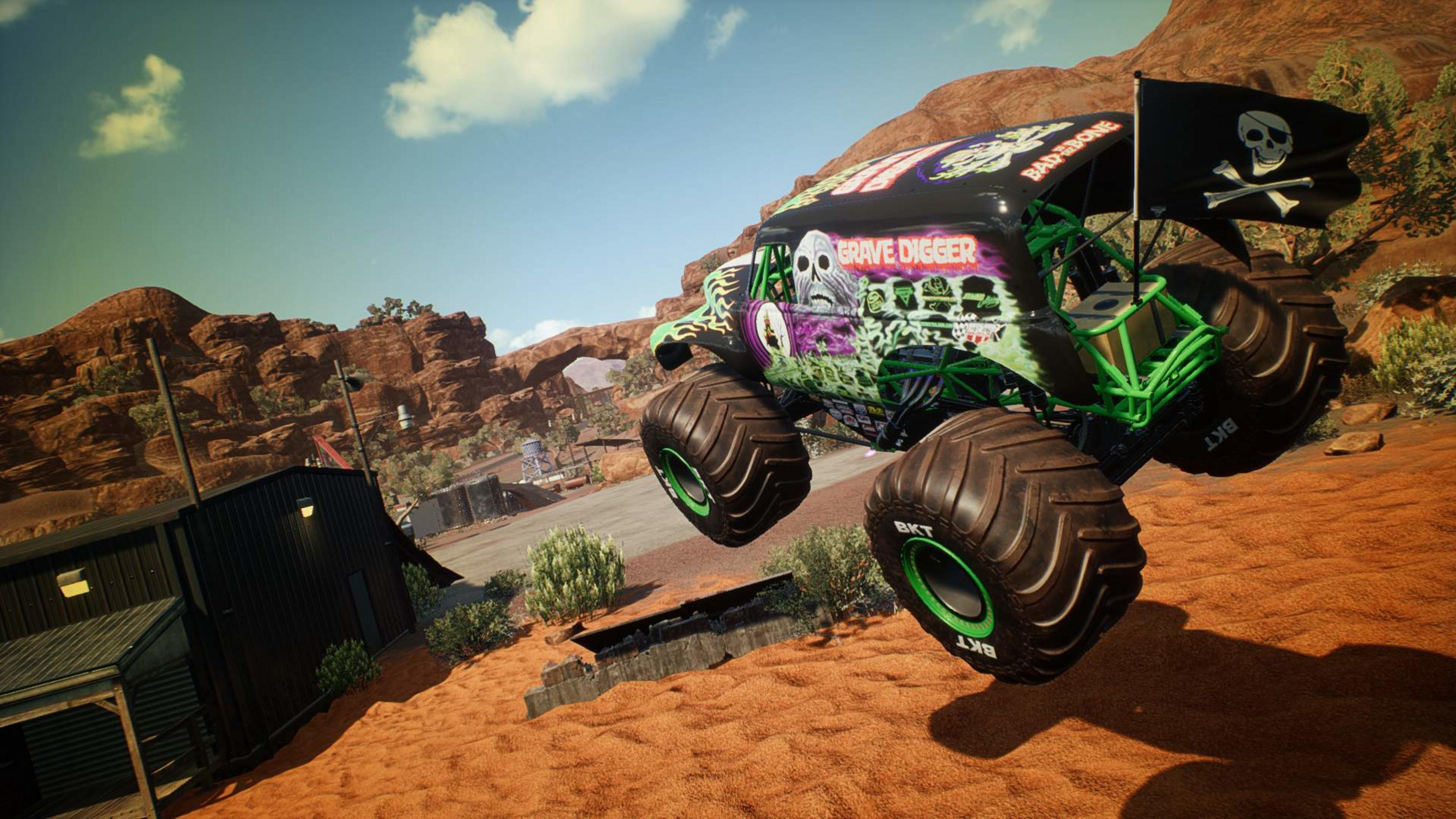 Der Grave Digger Monster Truck fliegt durch die Luft, mit einem Piratenflagge.