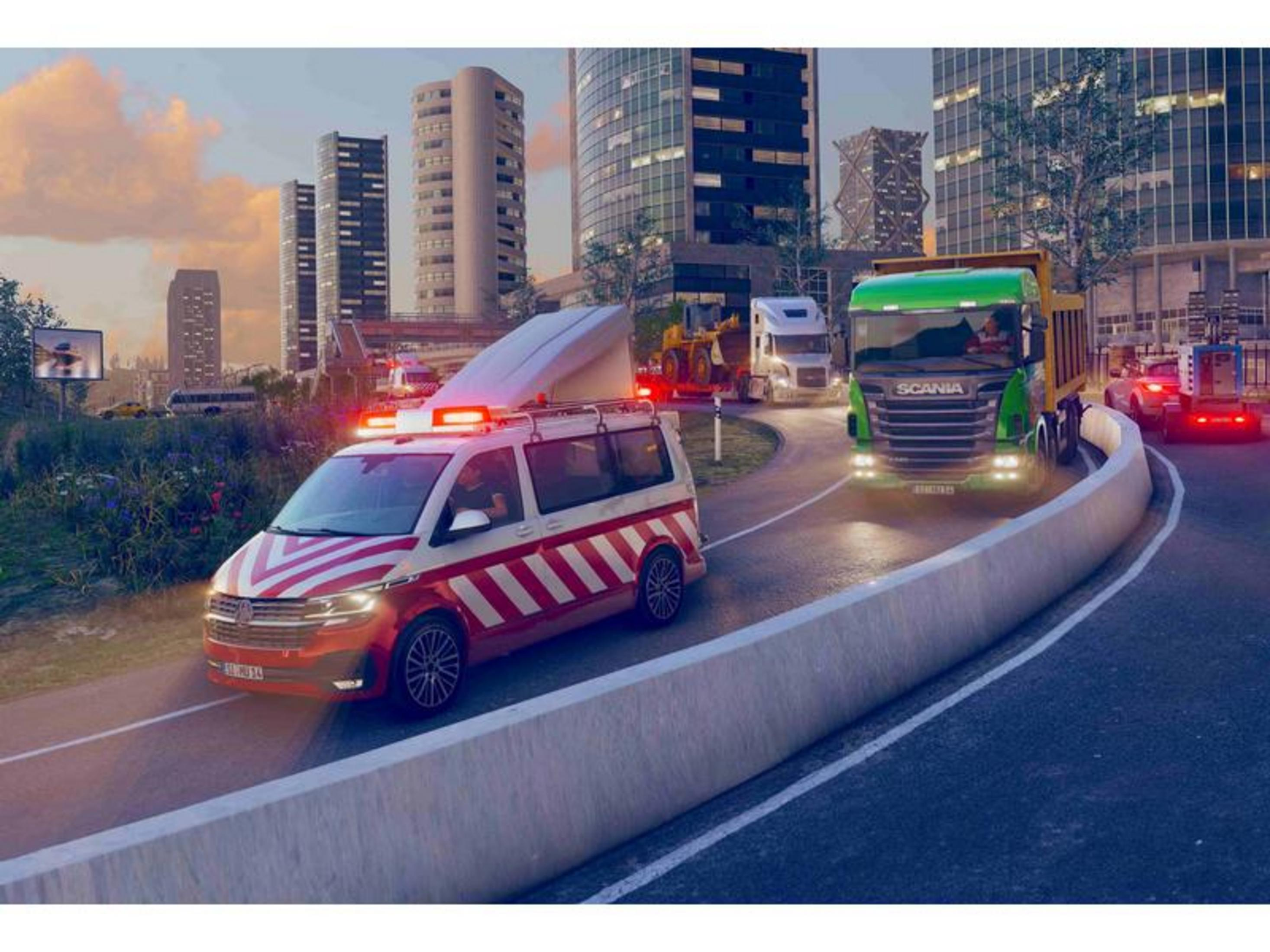 Ein roter Transporter mit Warnstreifen und blinkenden Lichtern fährt auf einer Straße.