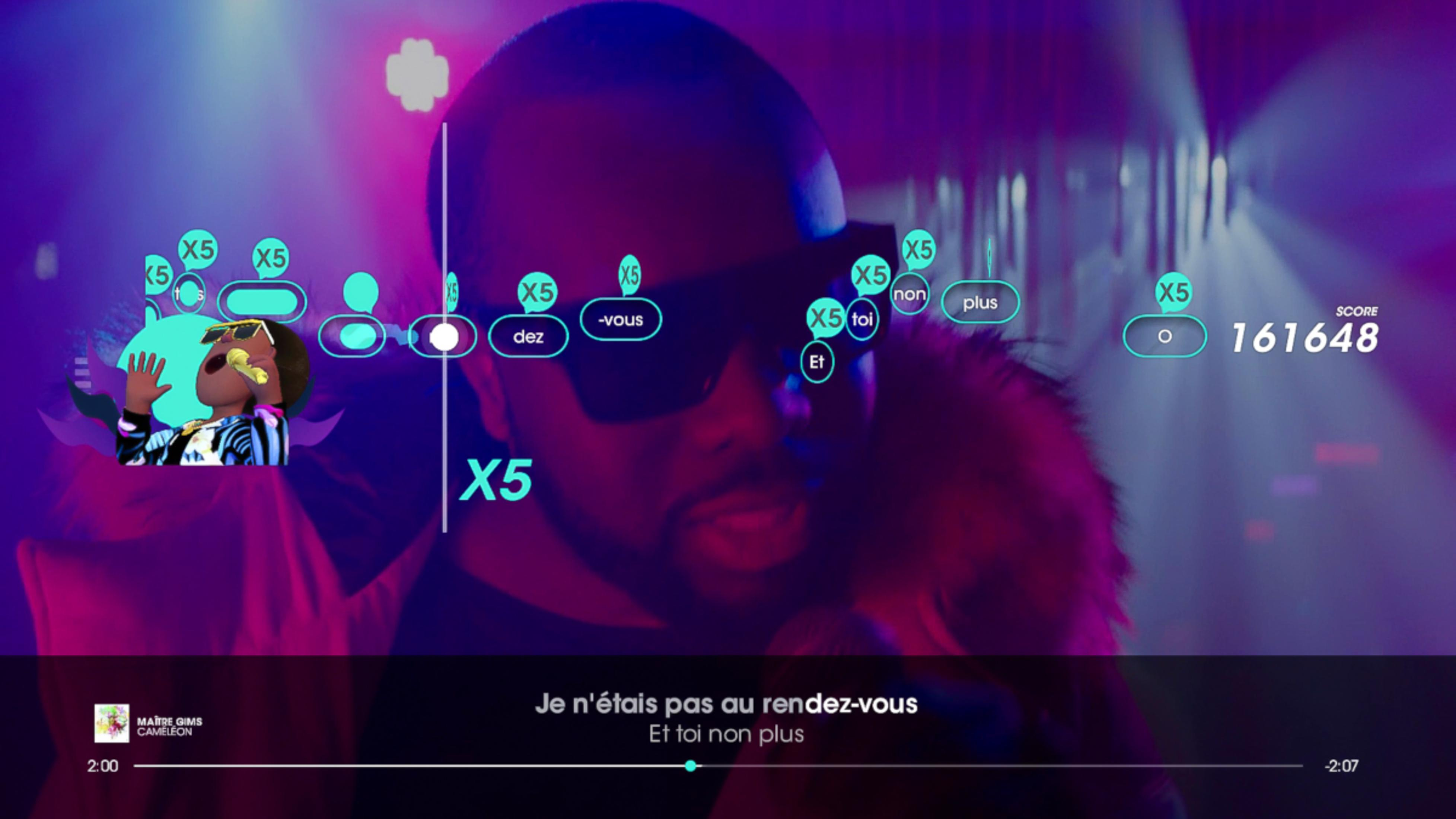 Mężczyzna w okularach przeciwsłonecznych śpiewa, z podpowiedziami i wynikiem.