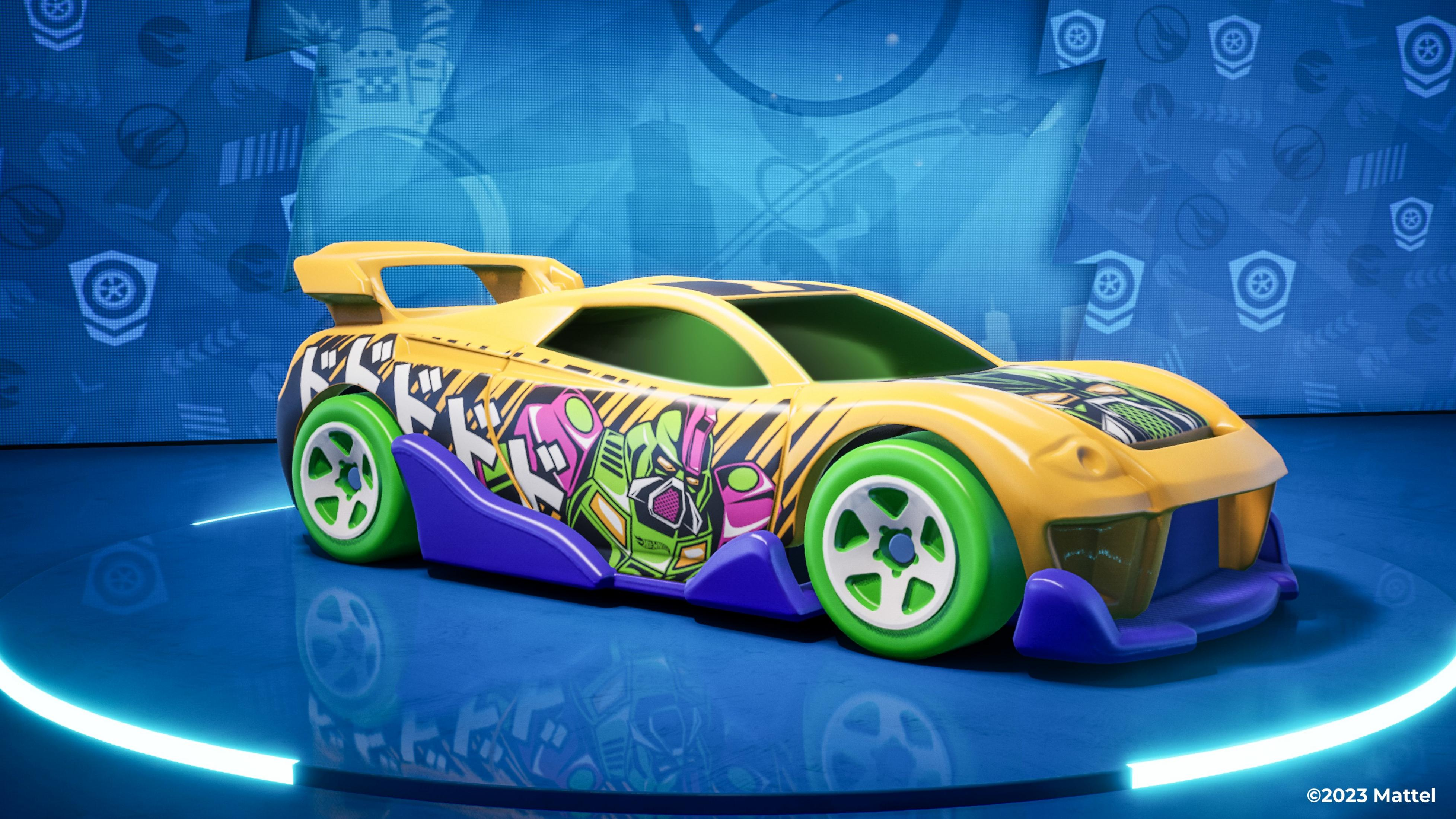 Gelber Rennwagen mit lila Spoiler, grünen Rädern und Comic-Grafiken.