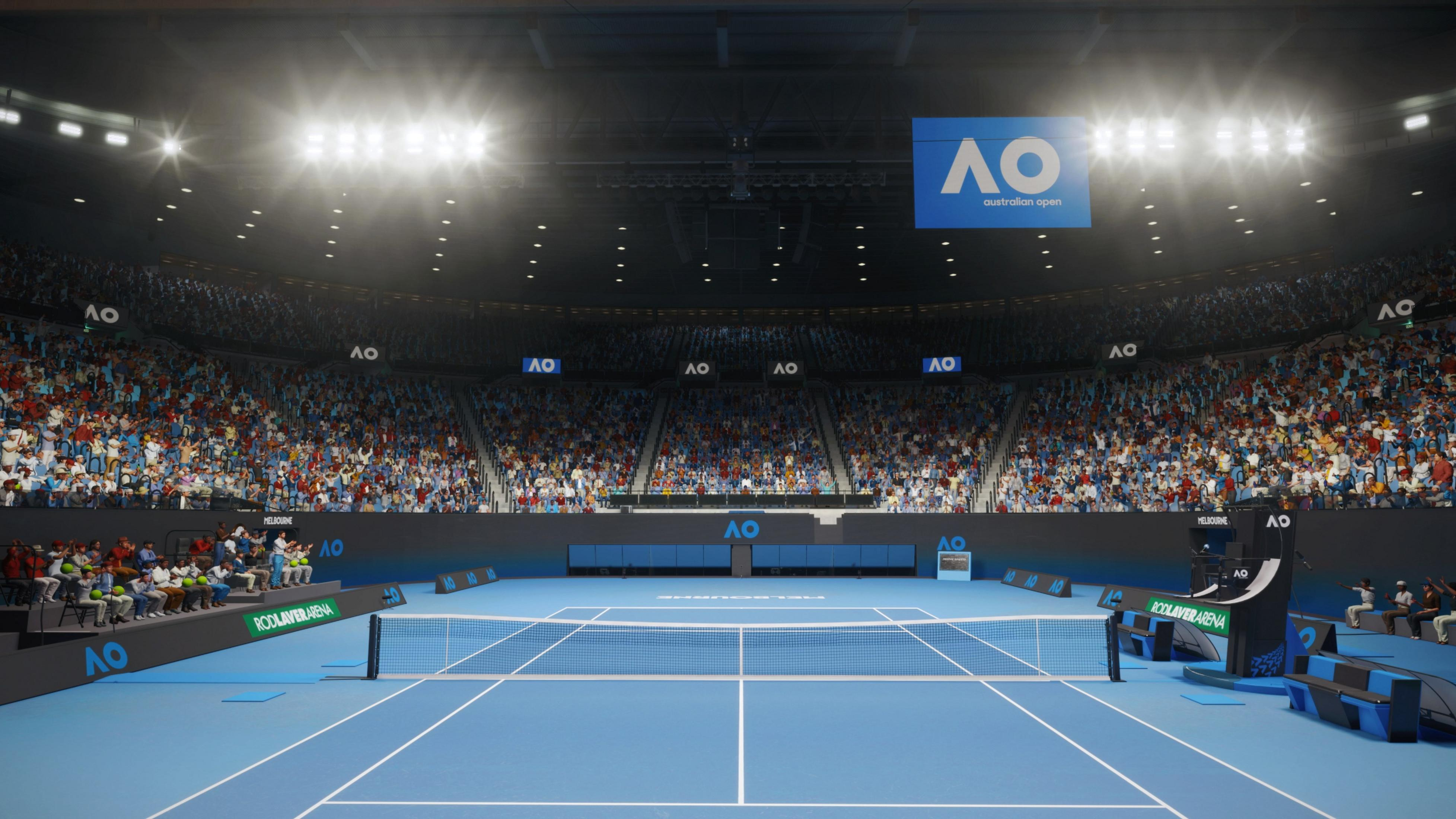 Ein Tennisplatz bei Nacht mit Lichtern, Zuschauern und dem AO-Logo.