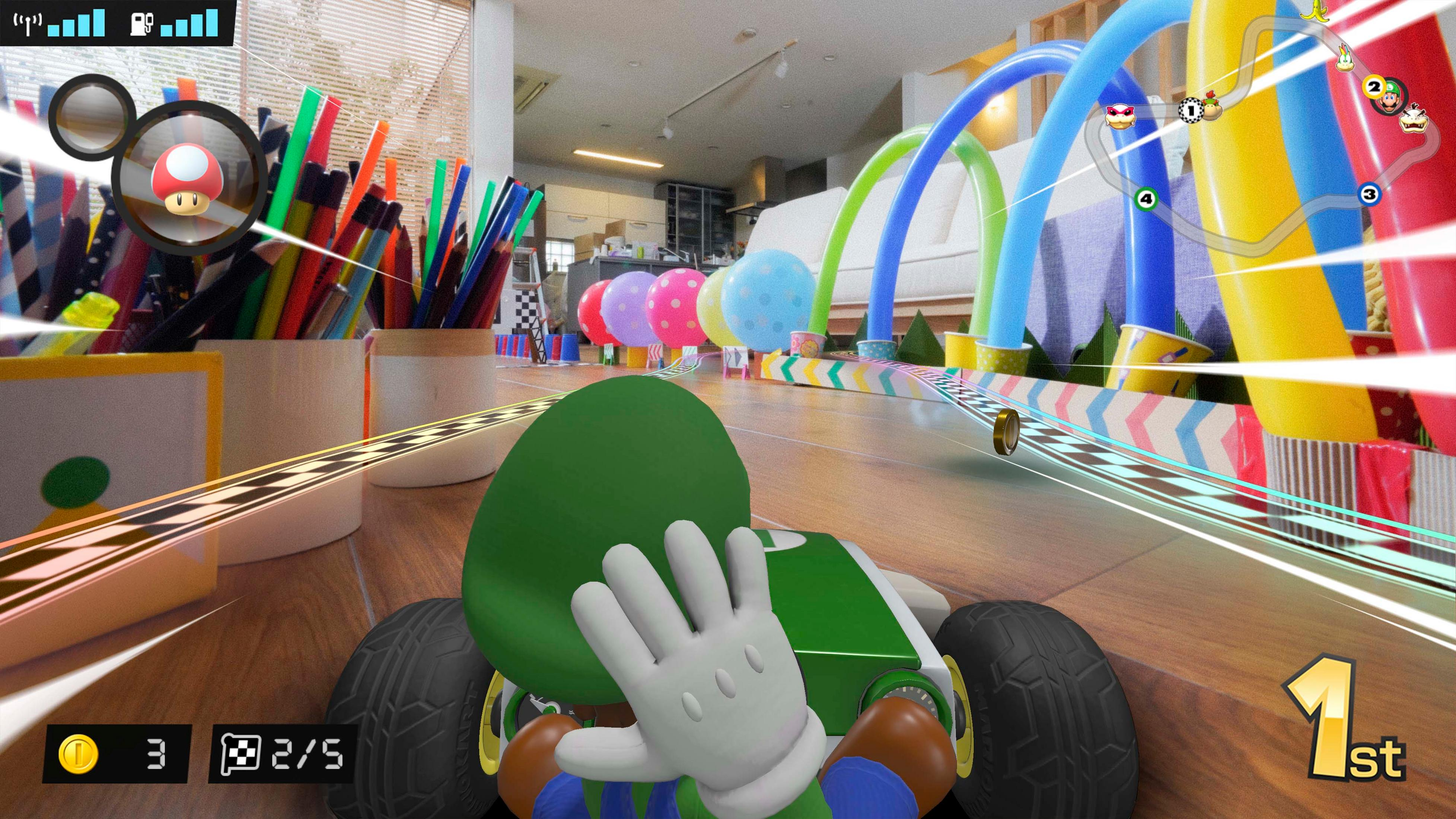 Luigi in einem Go-Kart auf einer Rennstrecke mit bunten Bögen und Ballons.