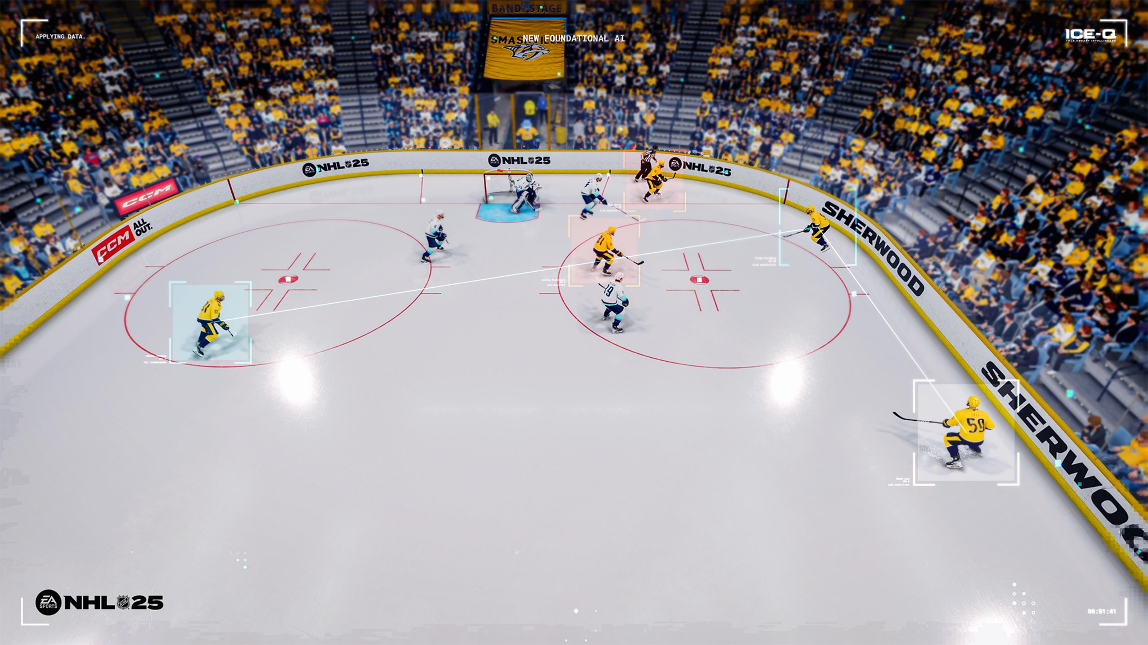 Eishockeyspieler in gelben Trikots spielen auf einer Eisbahn mit Zuschauern.