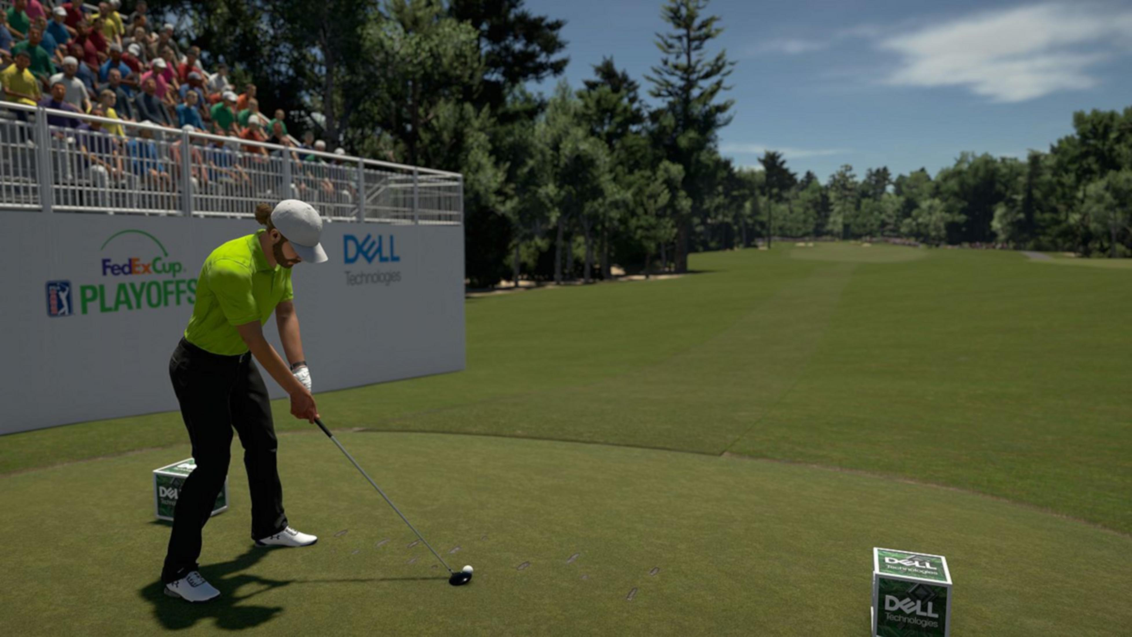 Ein Golfer schlägt auf einem Rasen ab, mit Zuschauern und Bäumen im Hintergrund.