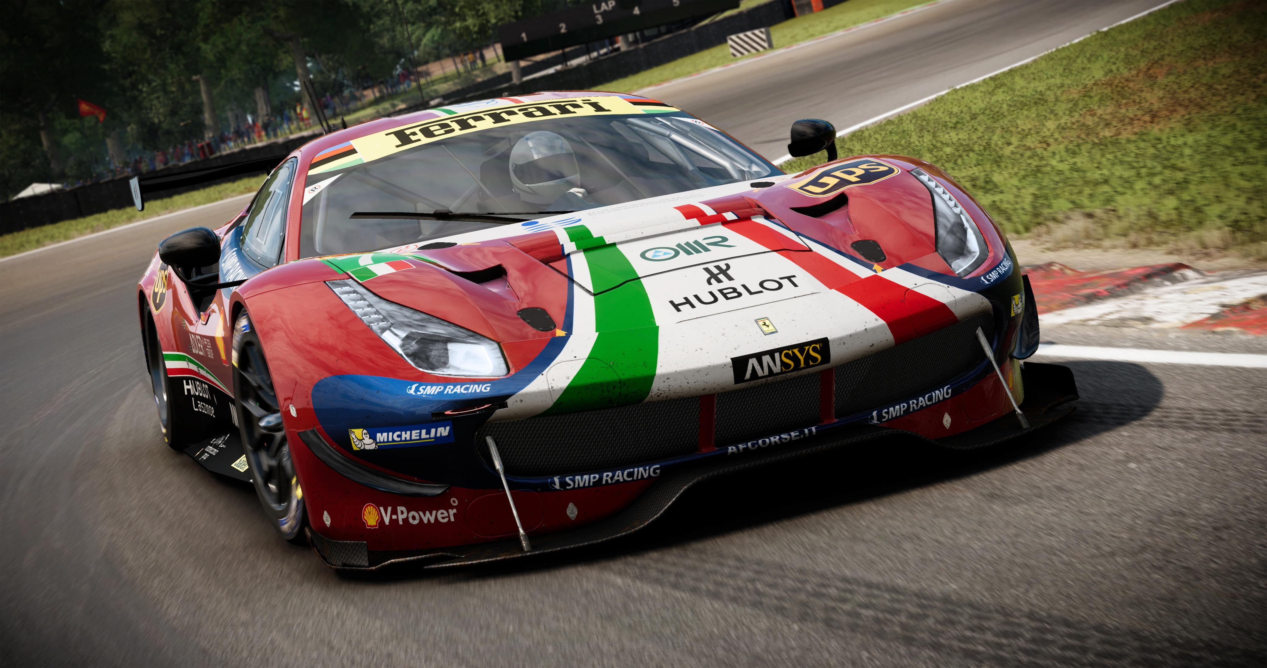 Ein roter Ferrari-Rennwagen mit italienischer Flagge fährt auf einer Rennstrecke.
